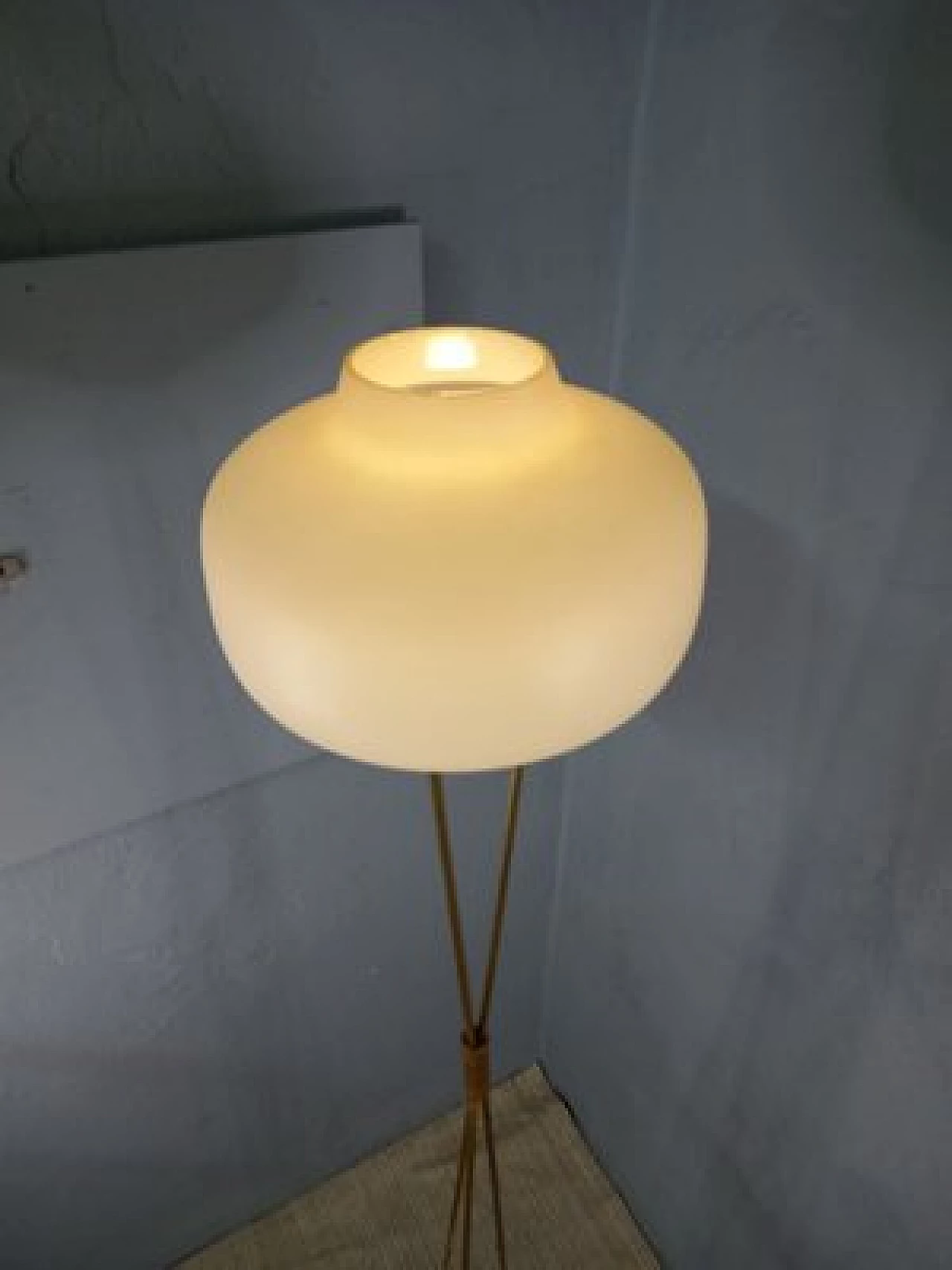Lampada in ottone e vetro opalino con base in marmo di Stilnovo, anni '50 8