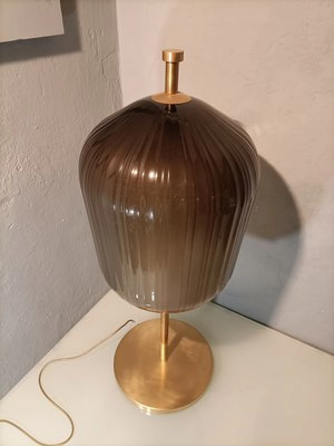 Lampada da terra in ottone satinato e vetro lattimo, anni 2000 2