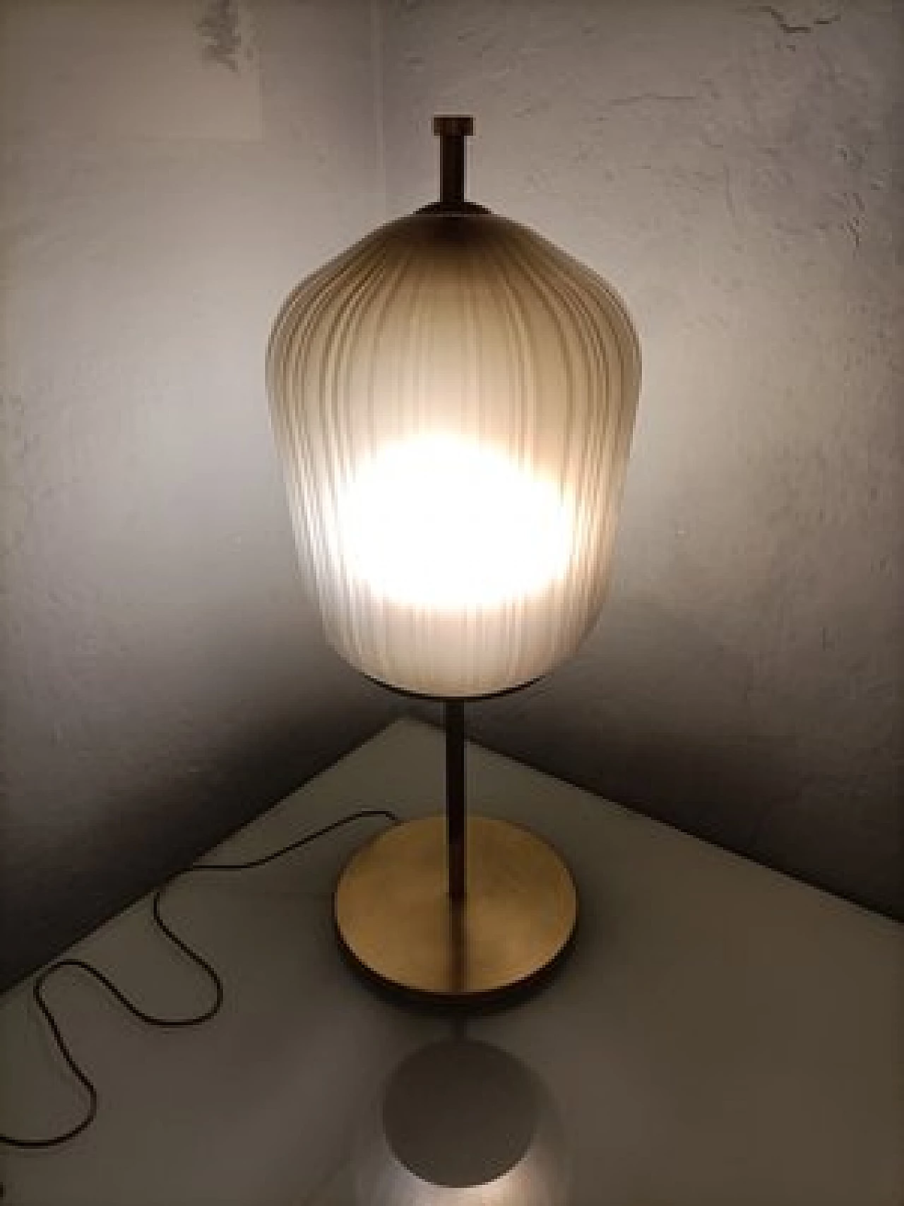 Lampada da terra in ottone satinato e vetro lattimo, anni 2000 5