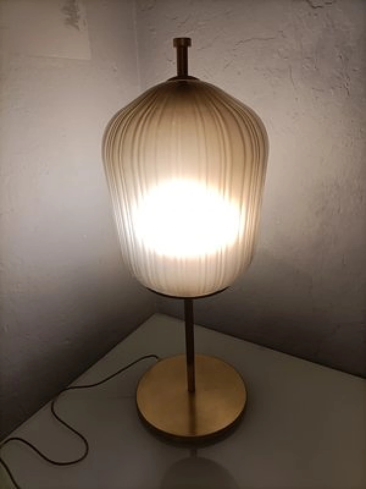 Lampada da terra in ottone satinato e vetro lattimo, anni 2000 6