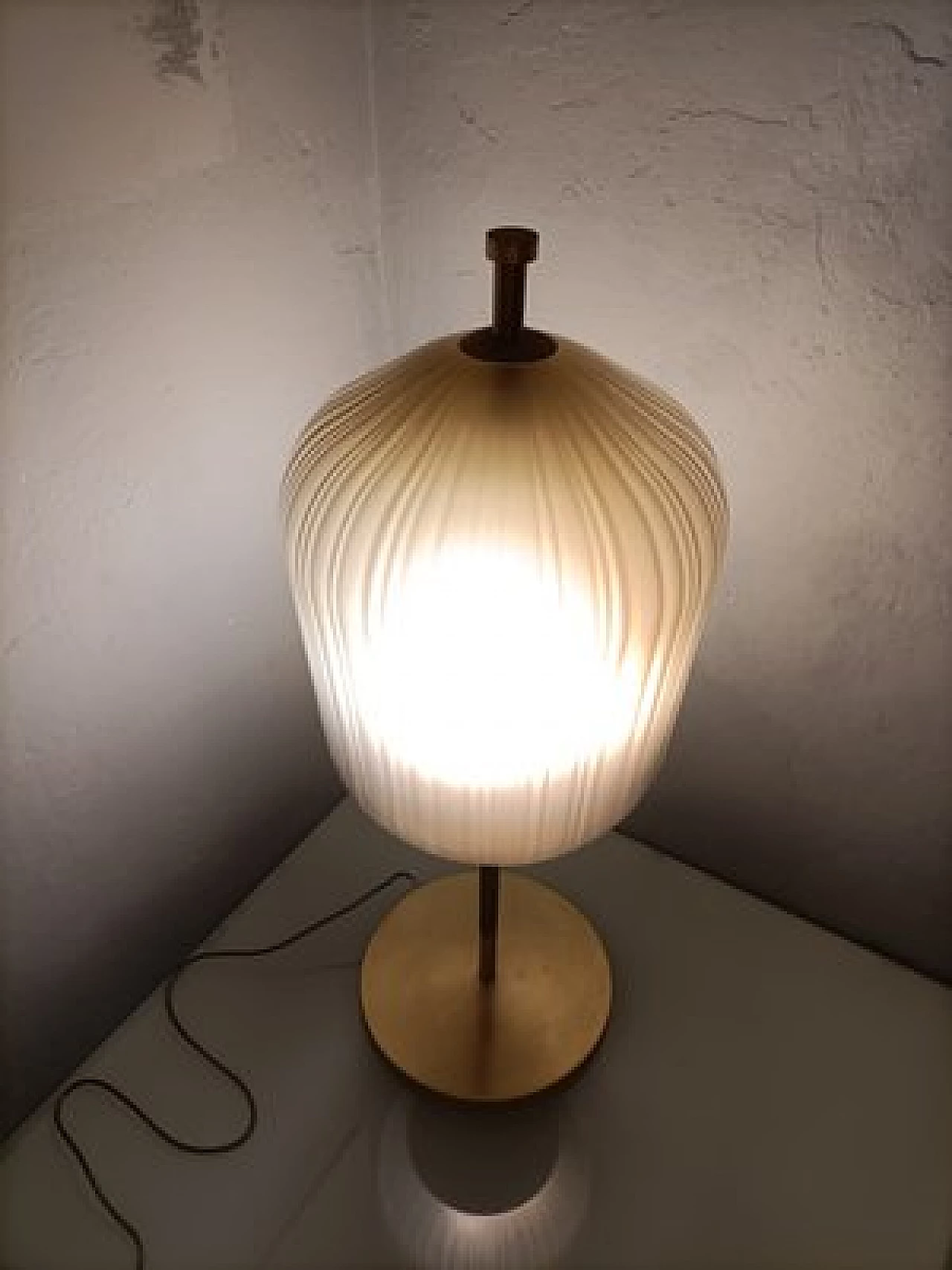 Lampada da terra in ottone satinato e vetro lattimo, anni 2000 7