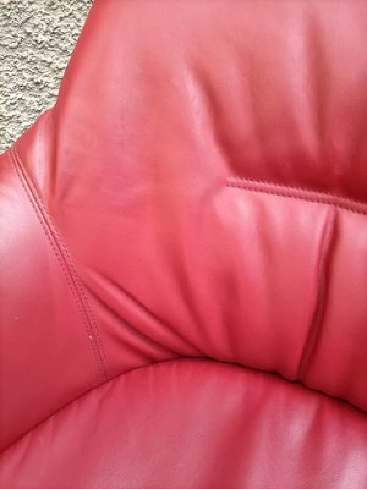 Poltrona Avus in pelle rossa di Konstantin Grcic per Plank 7