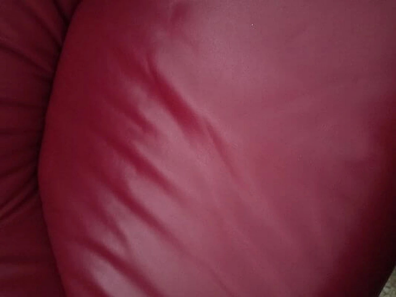 Poltrona Avus in pelle rossa di Konstantin Grcic per Plank 8