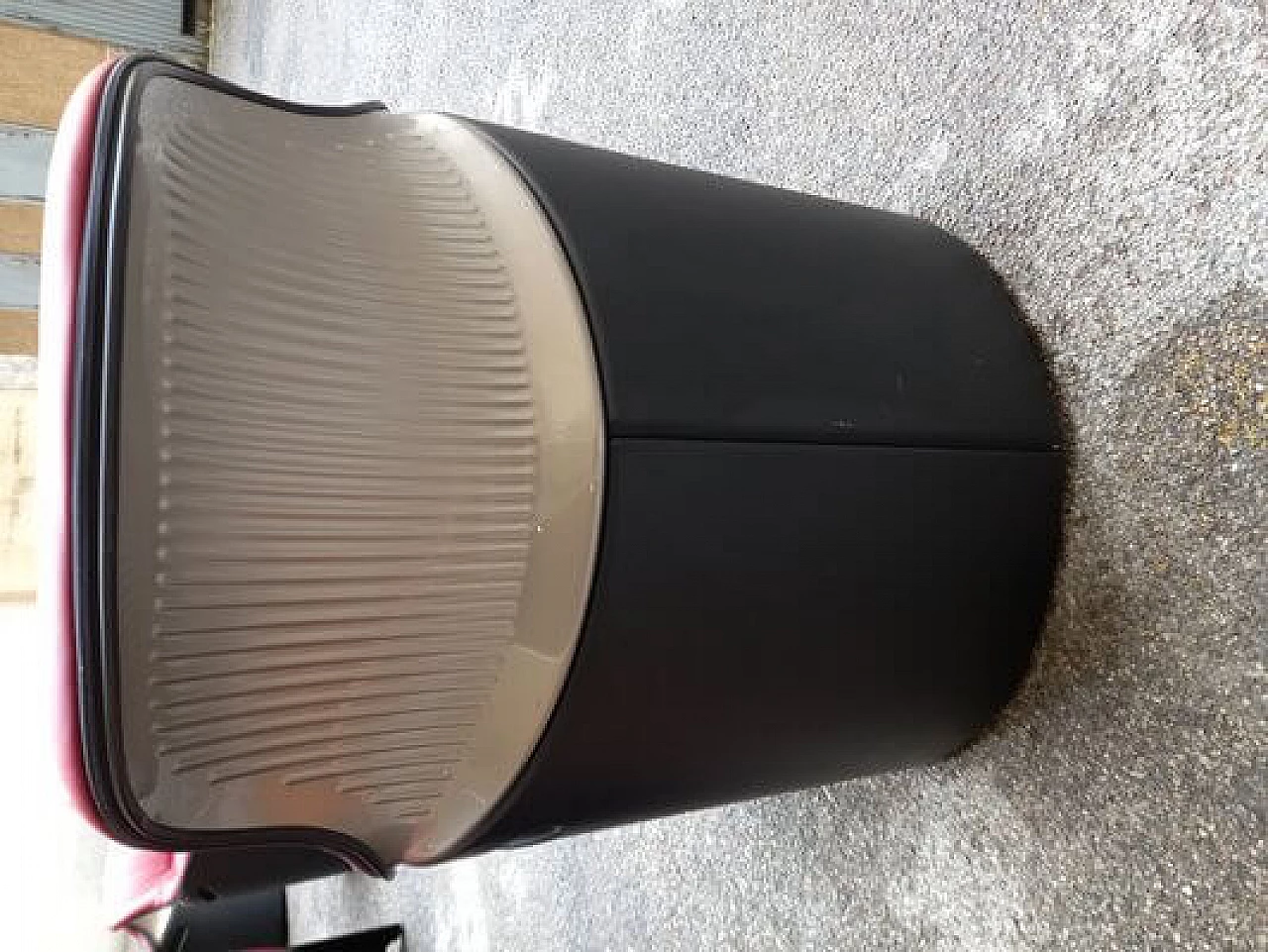 Poltrona Avus in pelle rossa di Konstantin Grcic per Plank 10