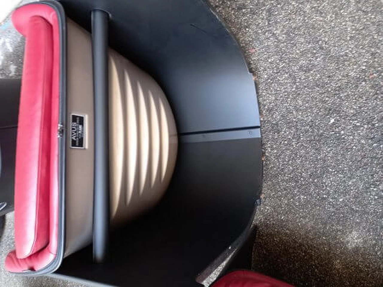 Poltrona Avus in pelle rossa di Konstantin Grcic per Plank 12