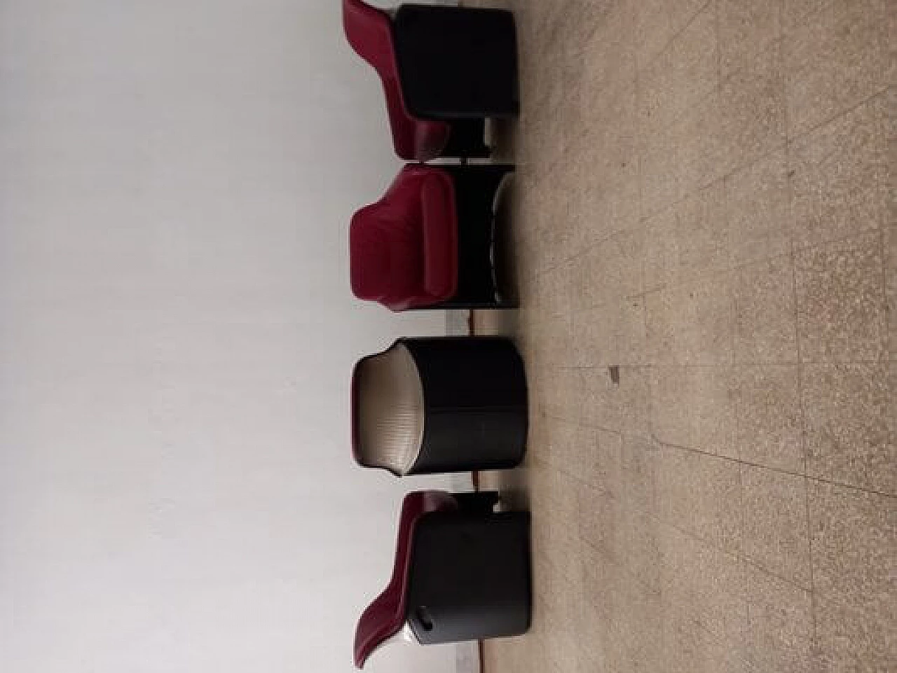 Poltrona Avus in pelle rossa di Konstantin Grcic per Plank 13