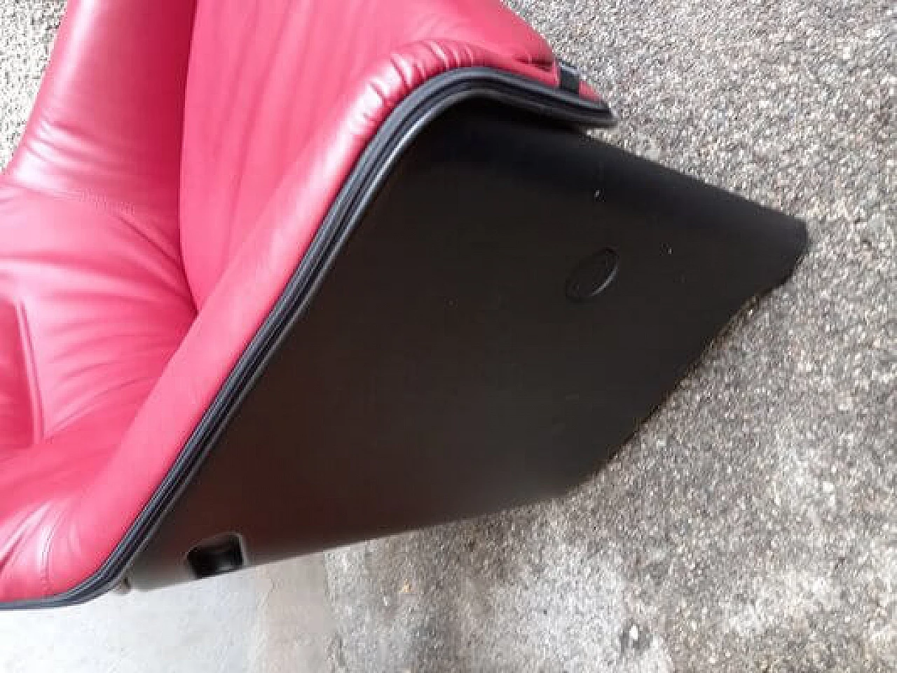 Poltrona Avus in pelle rossa di Konstantin Grcic per Plank 16