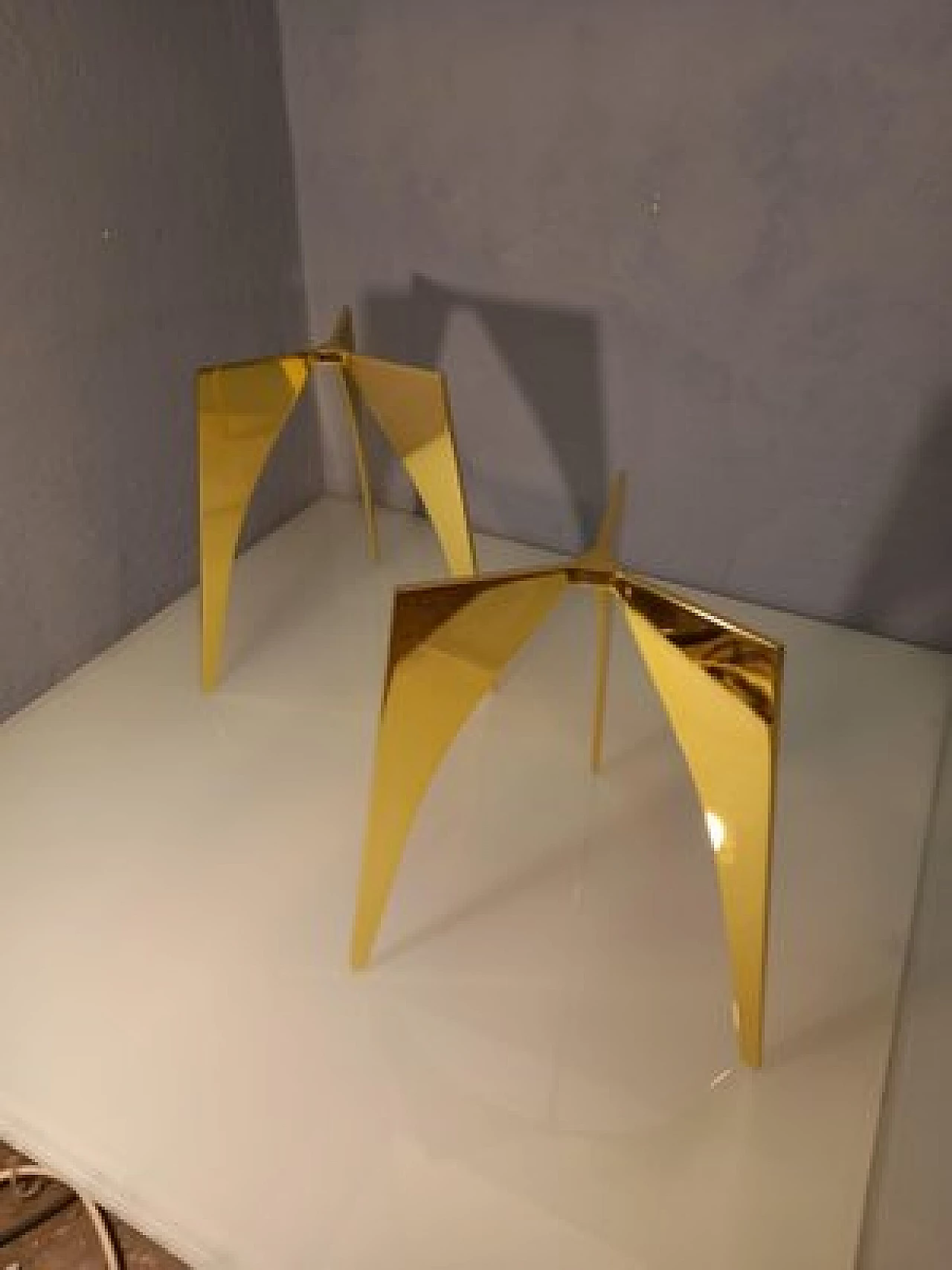 Tavolo rotondo in ottone con piano in vetro bronzato 1