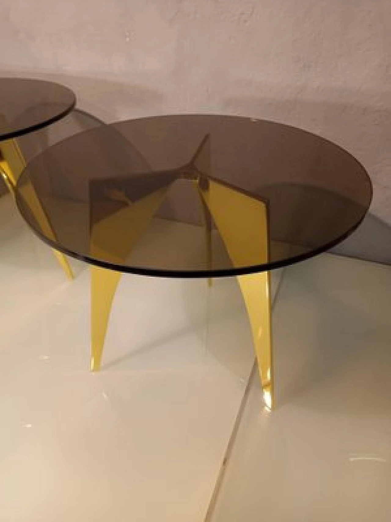 Tavolo rotondo in ottone con piano in vetro bronzato 3