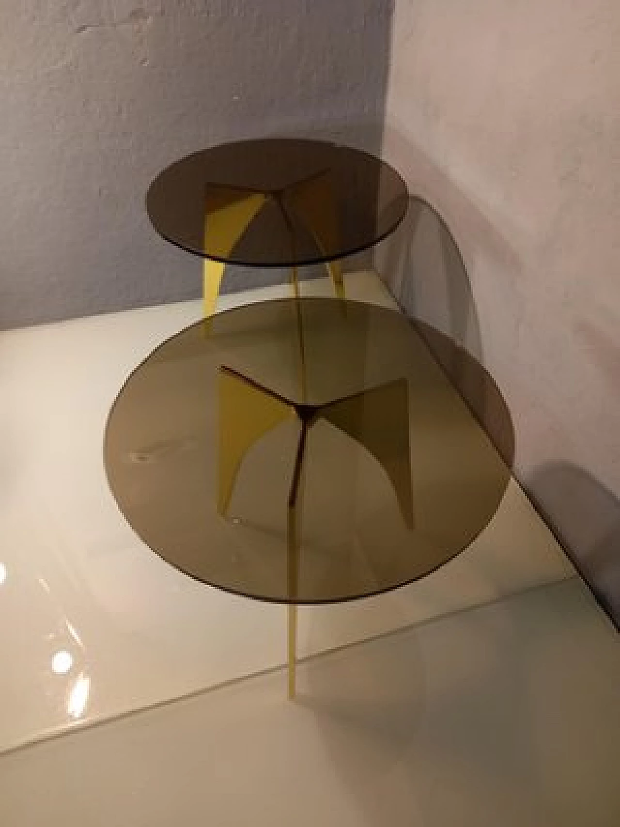 Tavolo rotondo in ottone con piano in vetro bronzato 4