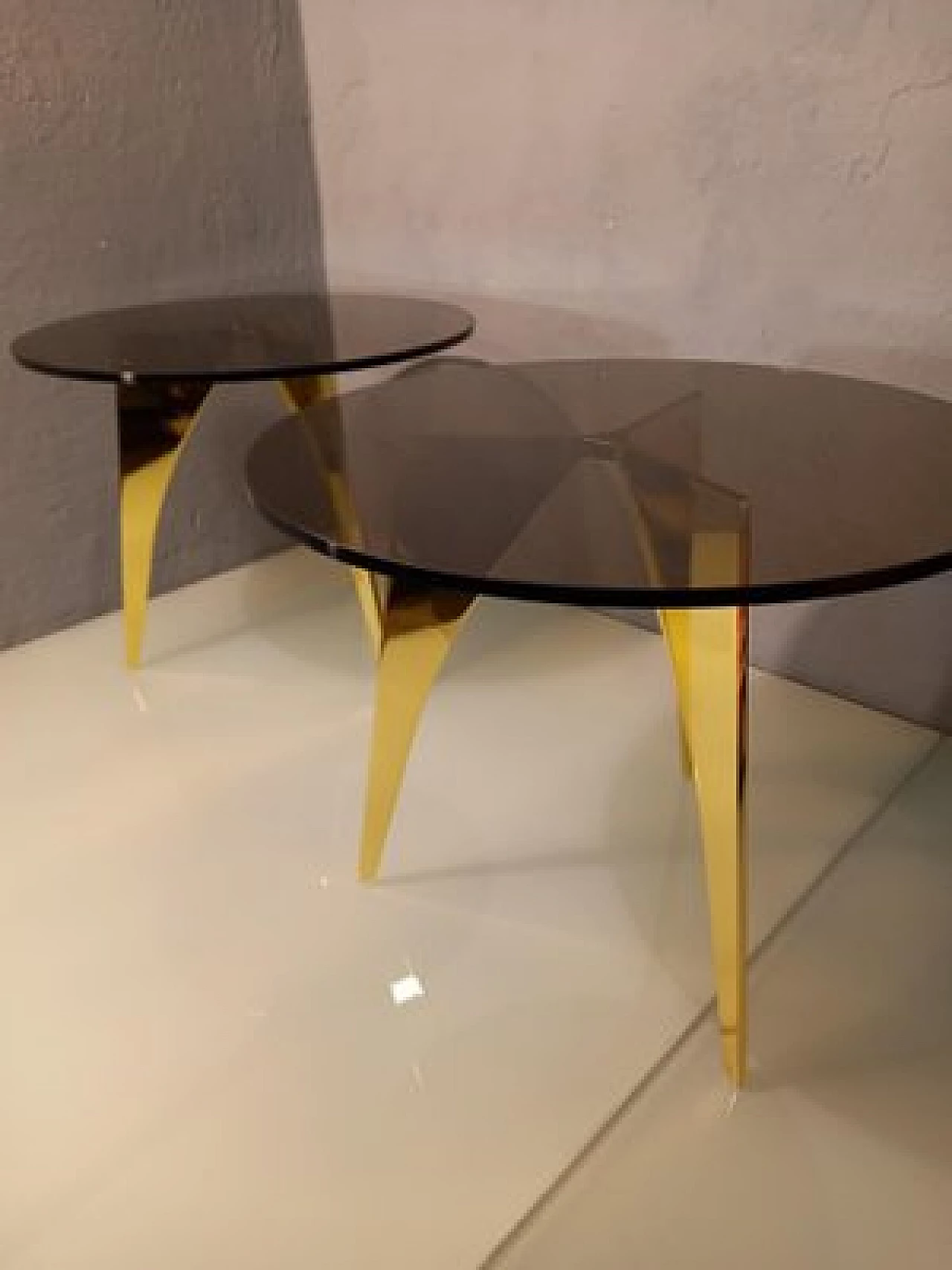 Tavolo rotondo in ottone con piano in vetro bronzato 5