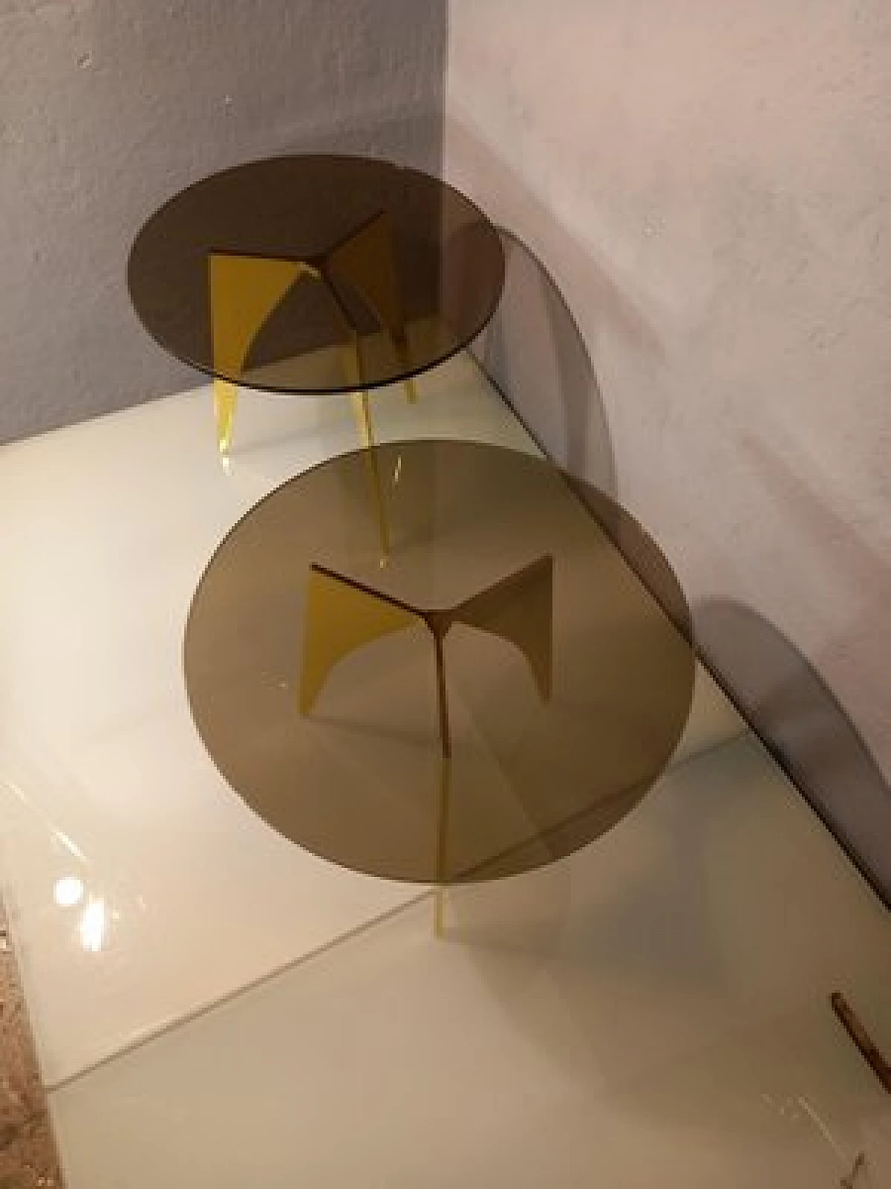 Tavolo rotondo in ottone con piano in vetro bronzato 6