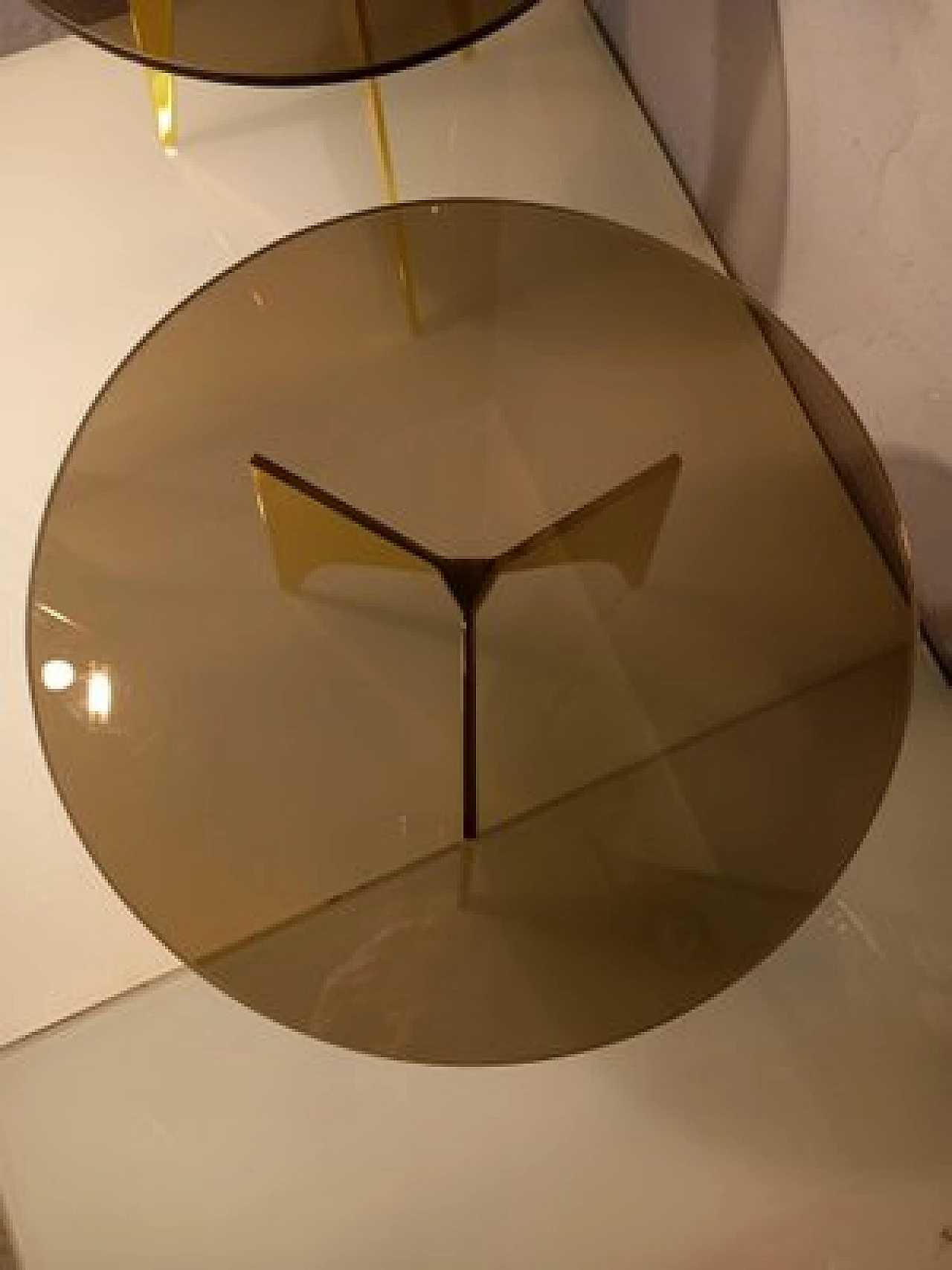 Tavolo rotondo in ottone con piano in vetro bronzato 7