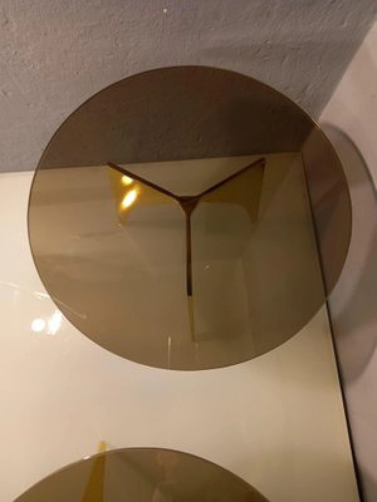 Tavolo rotondo in ottone con piano in vetro bronzato 8