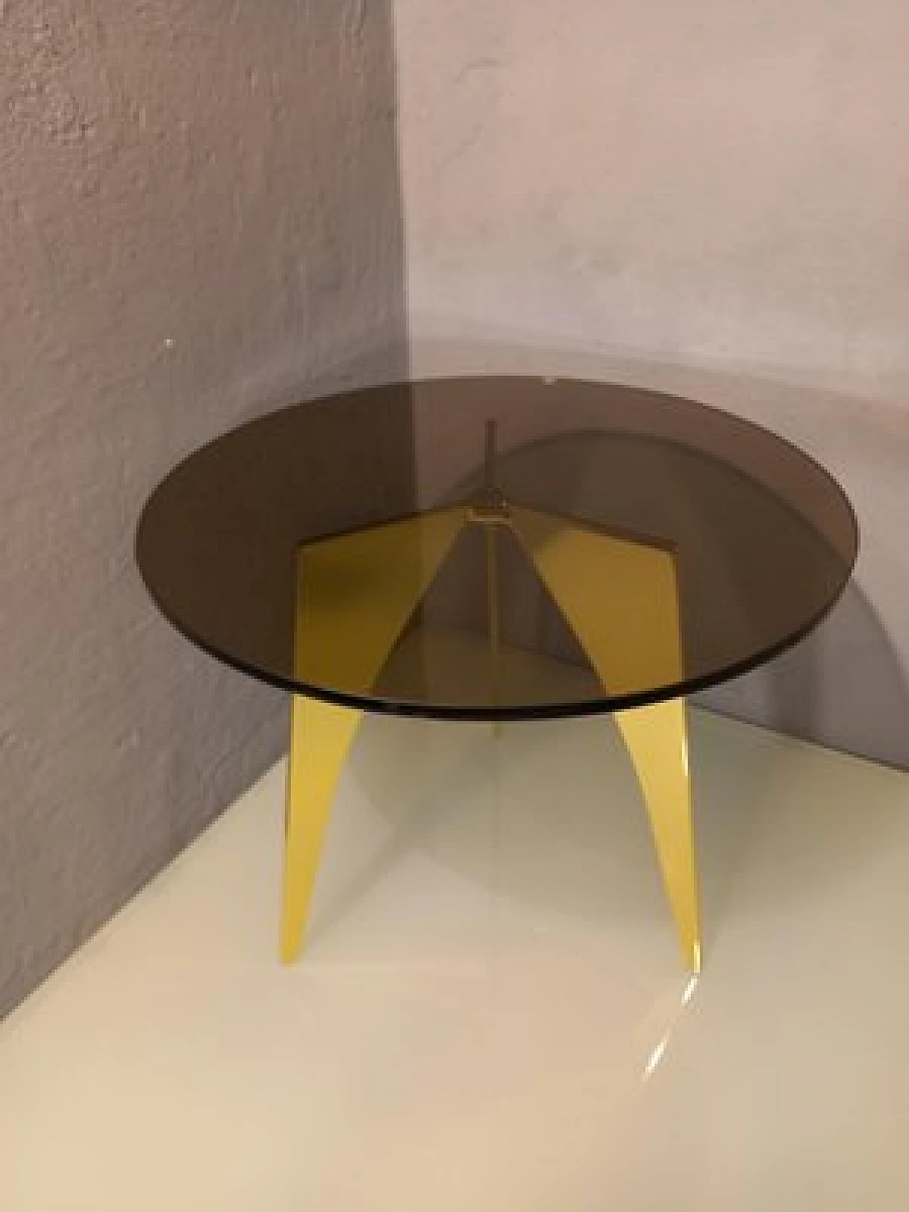 Tavolo rotondo in ottone con piano in vetro bronzato 9
