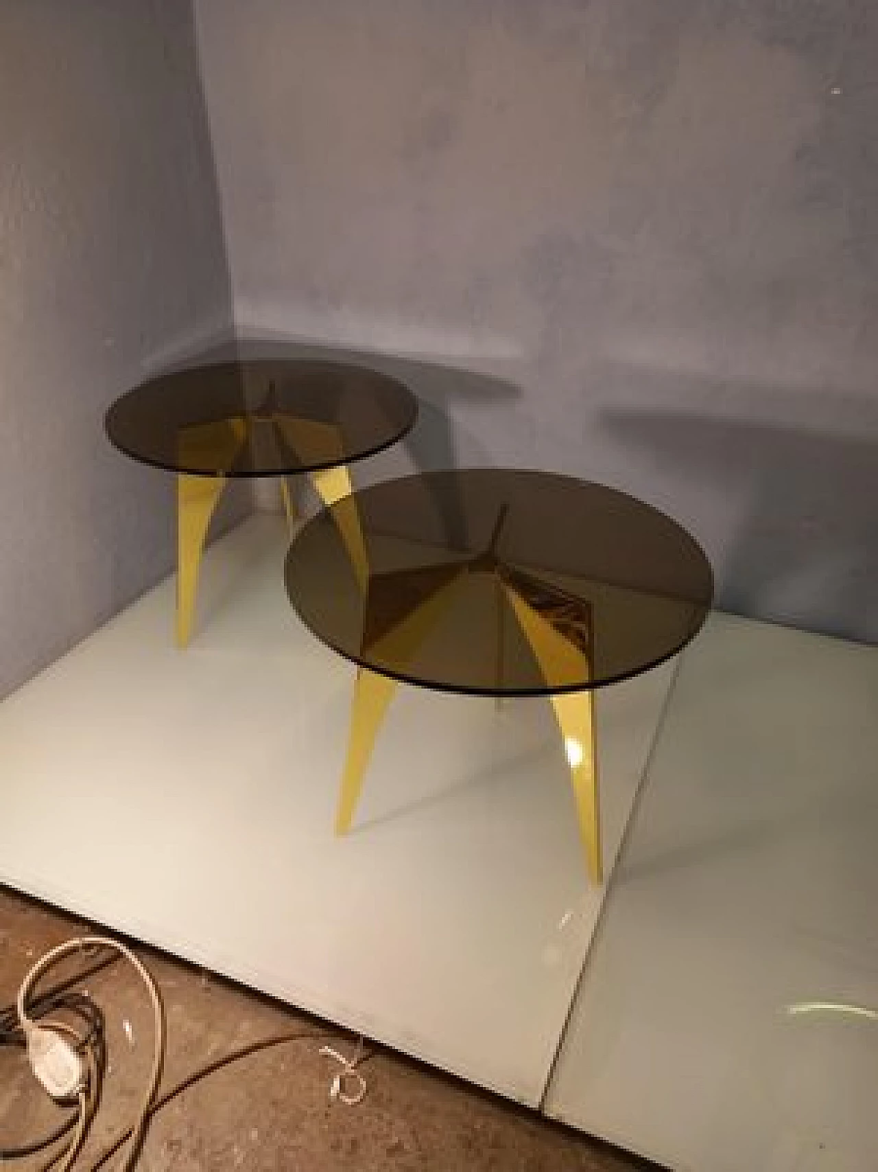 Tavolo rotondo in ottone con piano in vetro bronzato 11