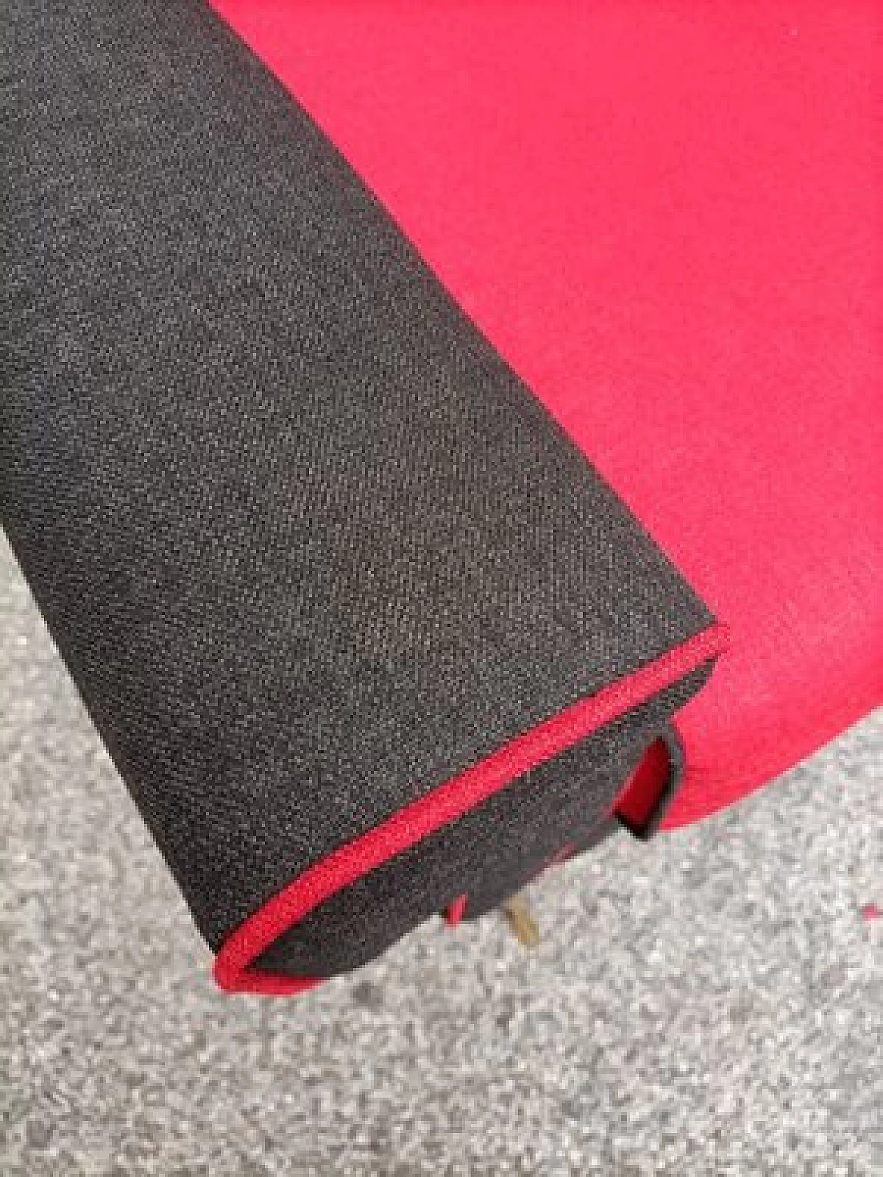 Coppia di poltrone rosse e nere con gambe in ottone, anni '50 7