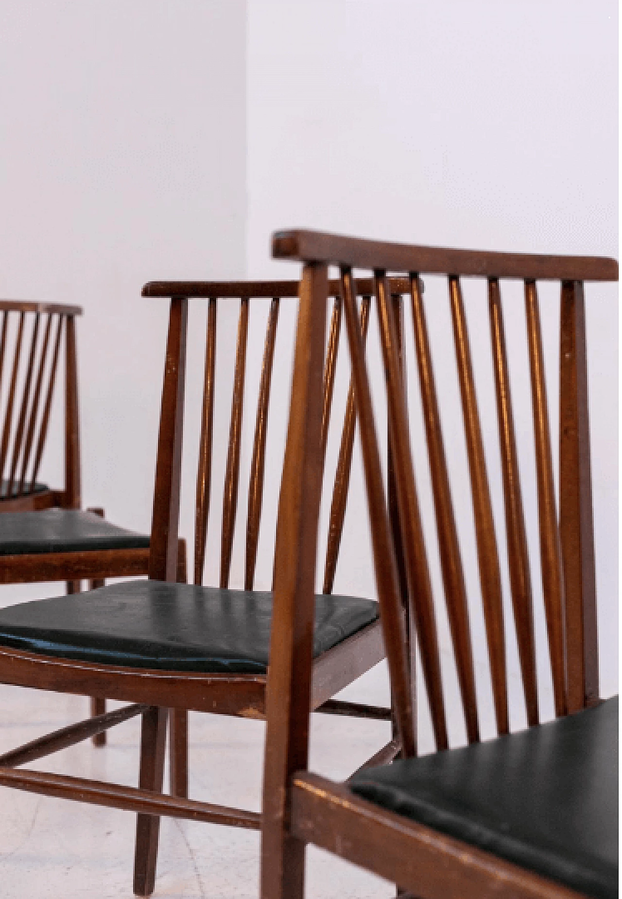 4 Sedie in stile americano in pelle e legno, anni '50 3