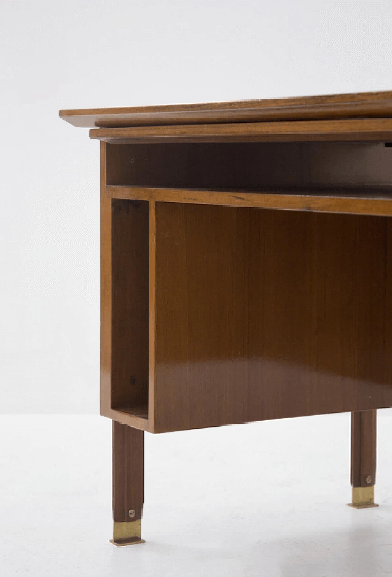 Scrivania italiana in noce, ottone e vetro, anni '50 6