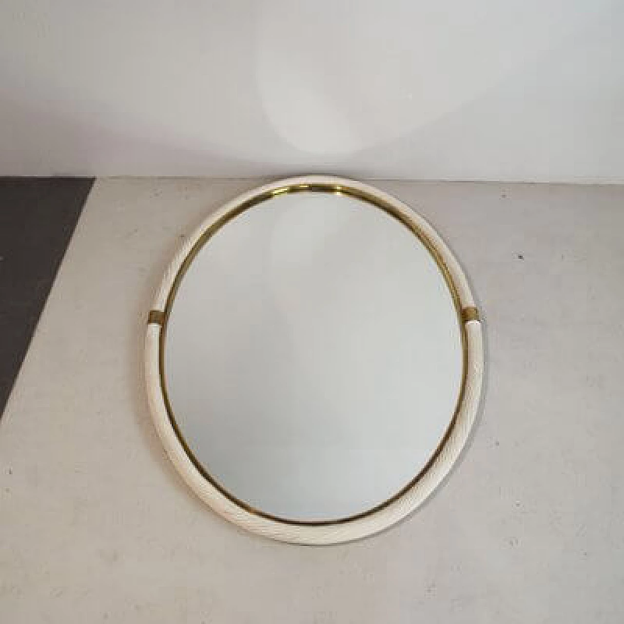 Specchio ovale  in vimini bianco e ottone, attr. a Tommaso Barbi, anni '60 2