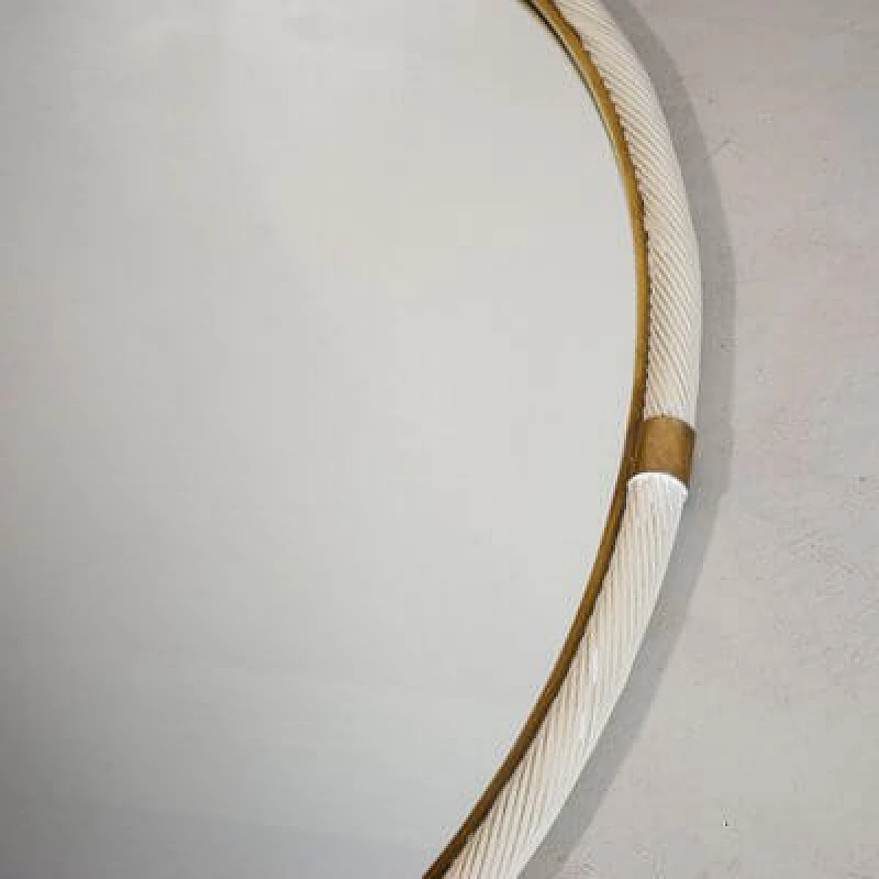Specchio ovale  in vimini bianco e ottone, attr. a Tommaso Barbi, anni '60 3