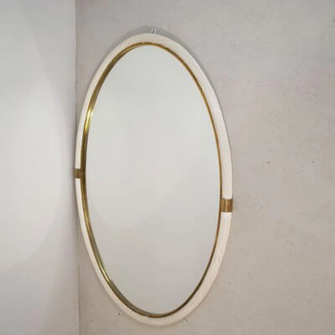 Specchio ovale  in vimini bianco e ottone, attr. a Tommaso Barbi, anni '60 4