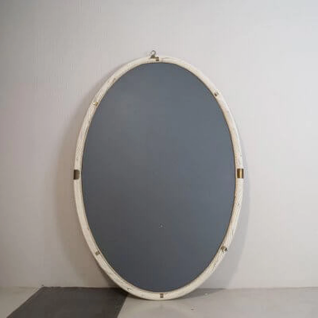 Specchio ovale  in vimini bianco e ottone, attr. a Tommaso Barbi, anni '60 5