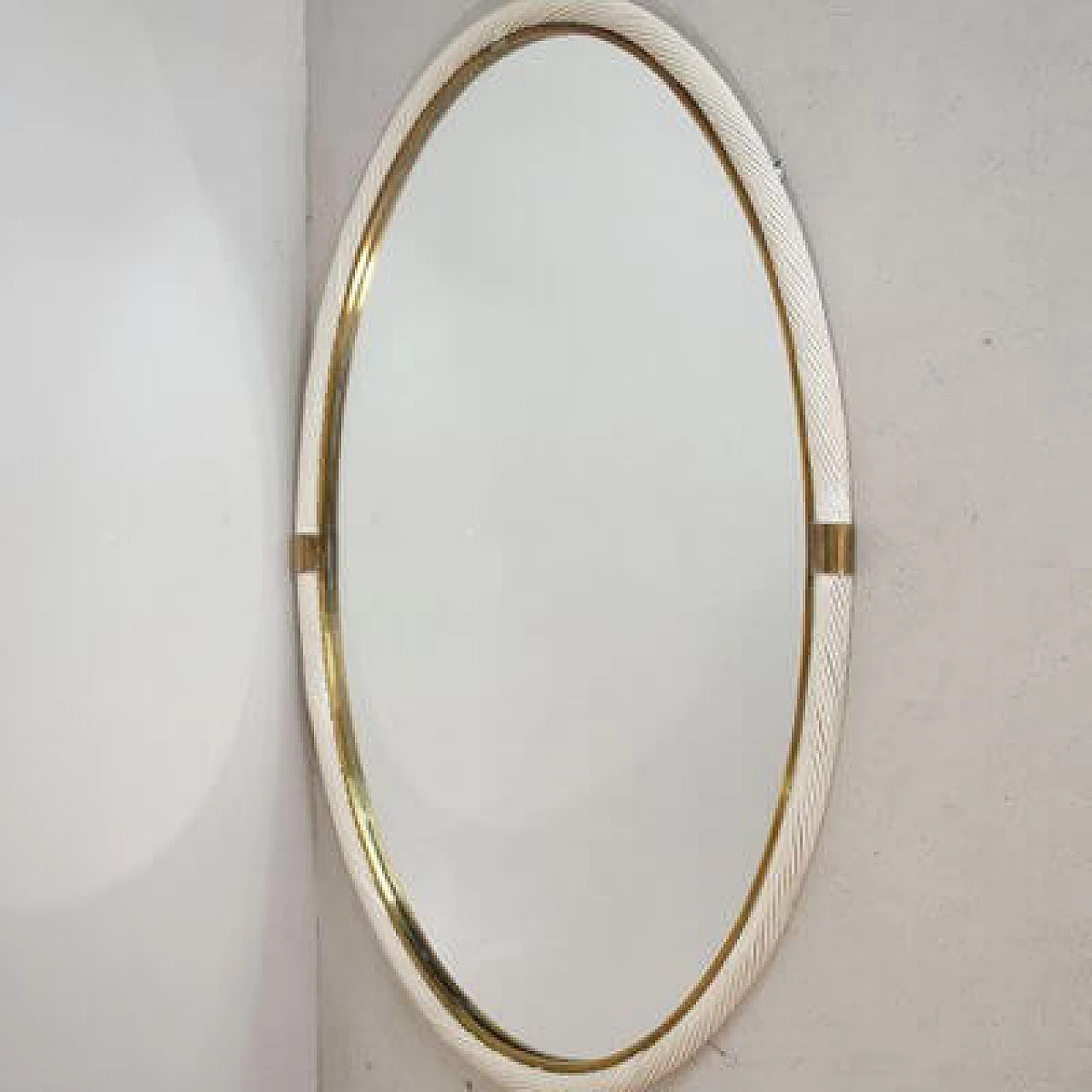Specchio ovale  in vimini bianco e ottone, attr. a Tommaso Barbi, anni '60 7