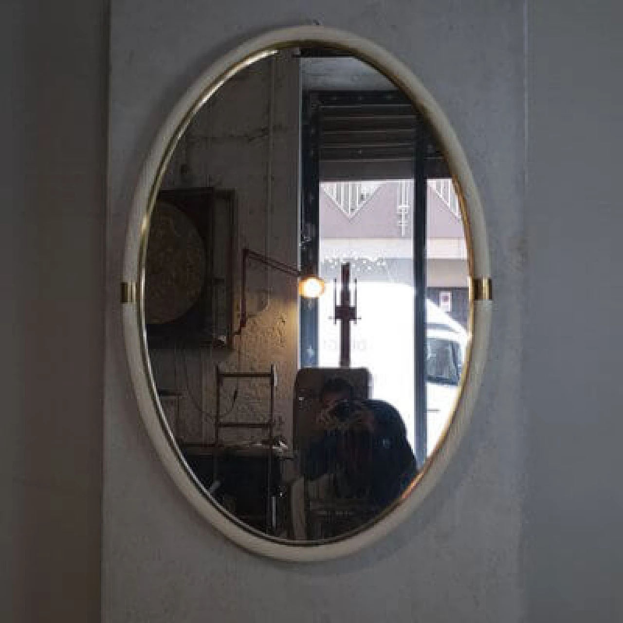 Specchio ovale  in vimini bianco e ottone, attr. a Tommaso Barbi, anni '60 9