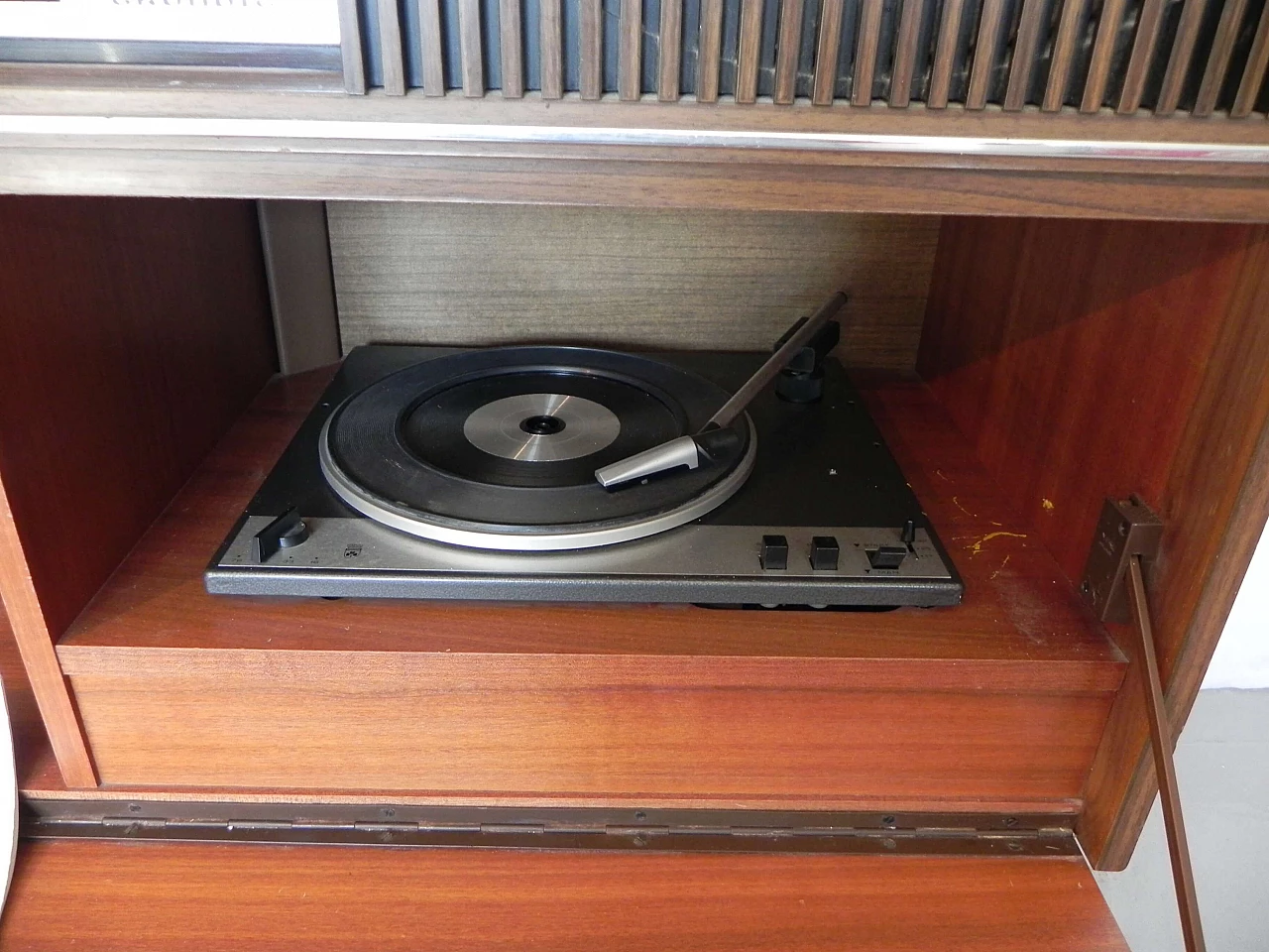 Grundig Mandello 6 turntable radio, 1970s 7