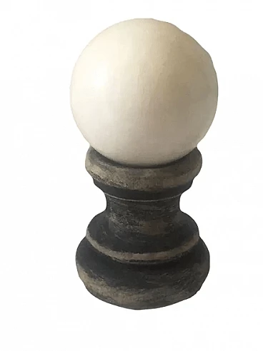 Sfera in marmo bianco con base in legno con sfumature nere, anni '60