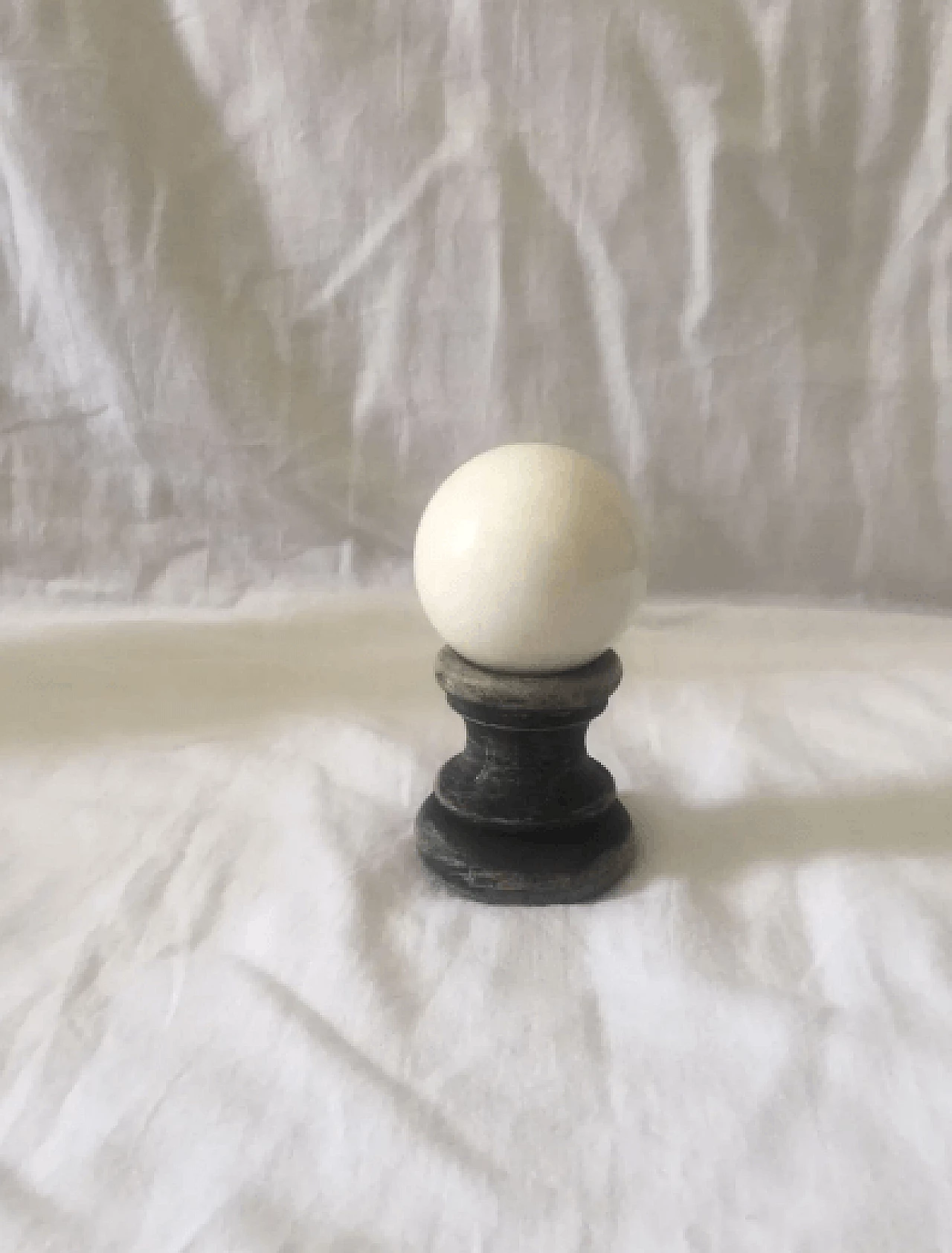 Sfera in marmo bianco con base in legno con sfumature nere, anni '60 3