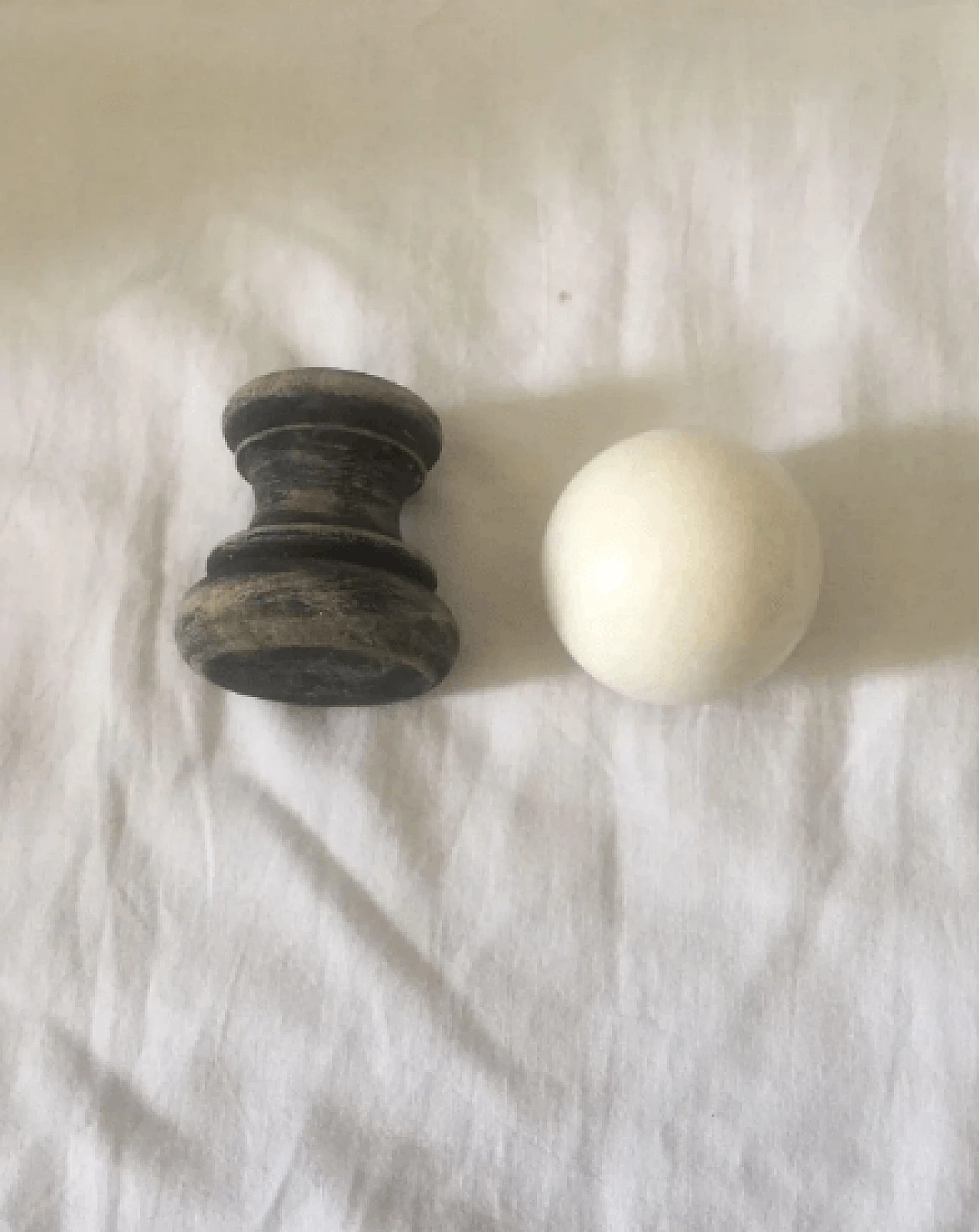 Sfera in marmo bianco con base in legno con sfumature nere, anni '60 7