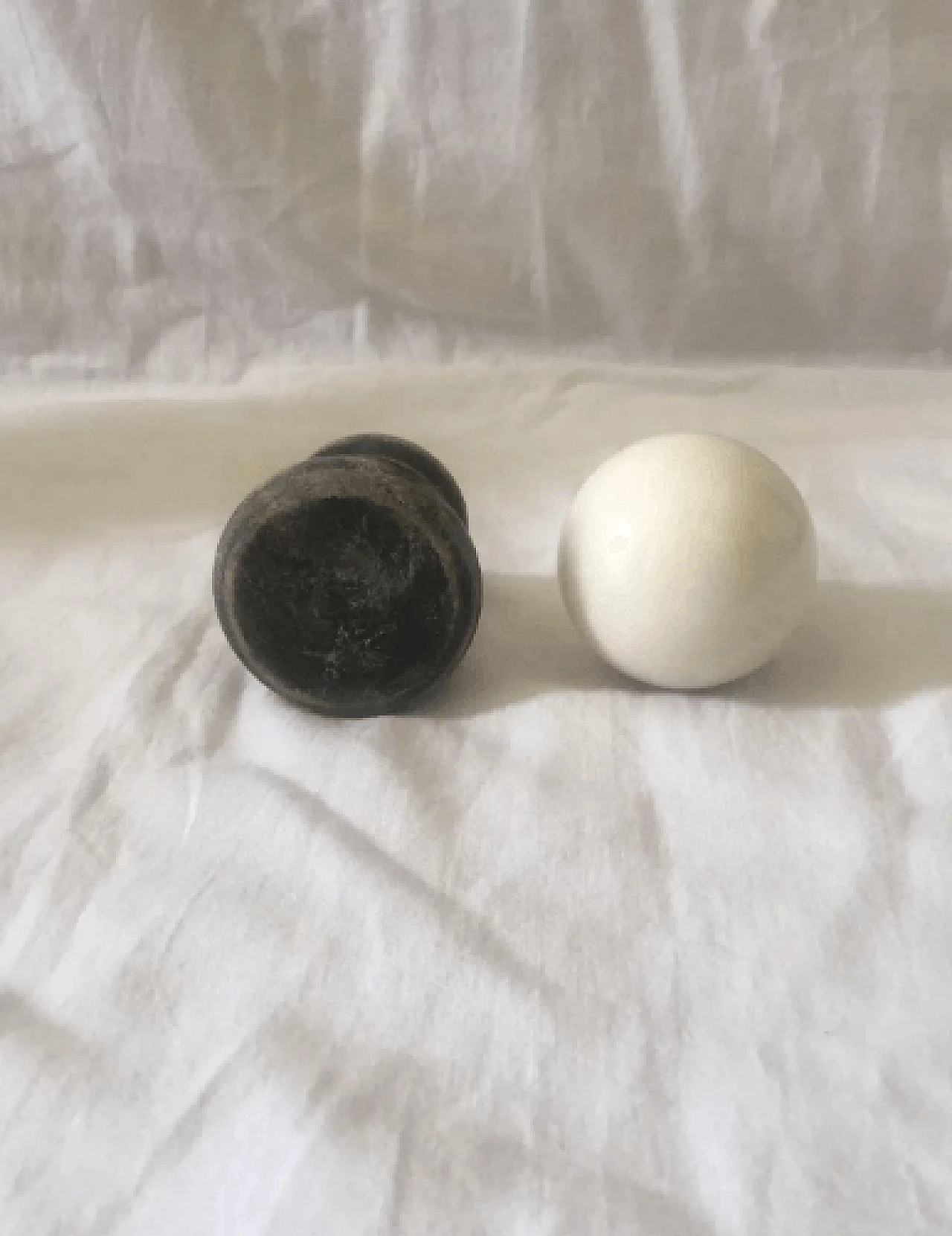 Sfera in marmo bianco con base in legno con sfumature nere, anni '60 8