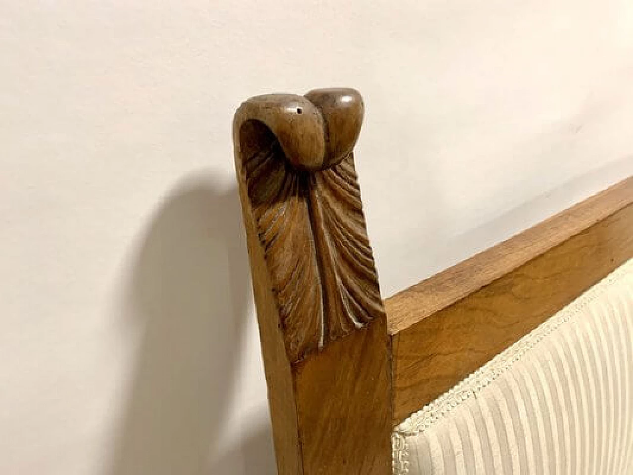 Divano Umbertino in noce e tessuto bianco, '800 7