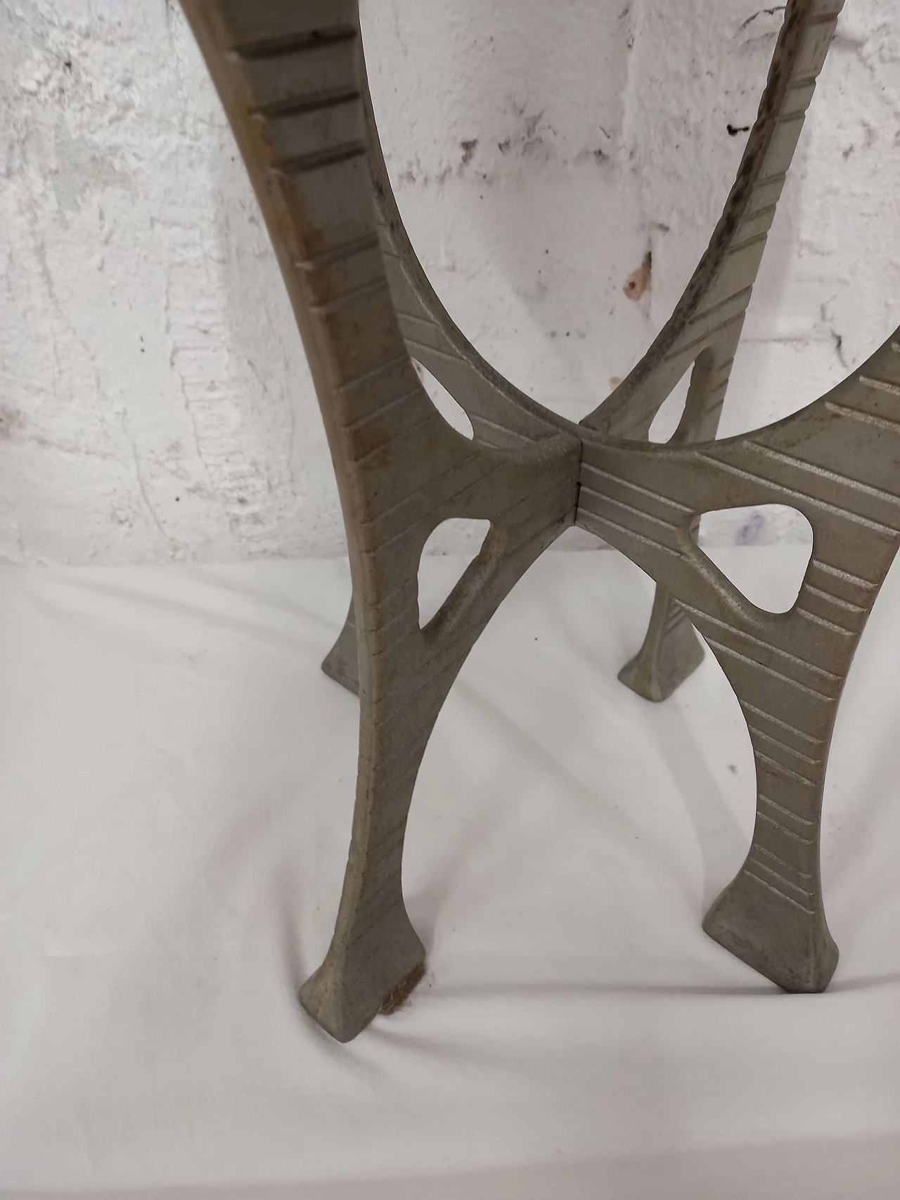 Decorative stool with seat in vinyl and cast aluminum, 1980s 4