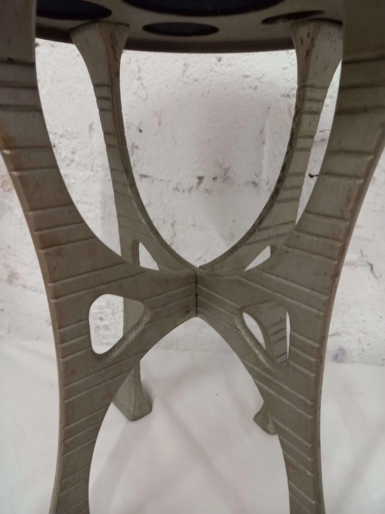 Decorative stool with seat in vinyl and cast aluminum, 1980s 5