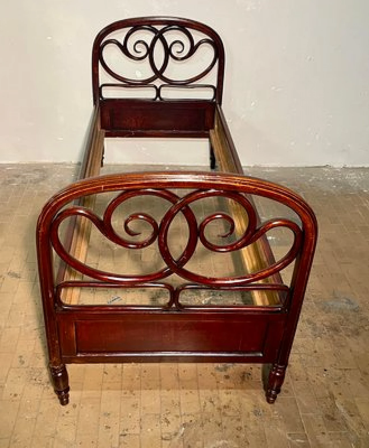 Curved beech single bed by Michael Thonet for Thonet, 1800s 1