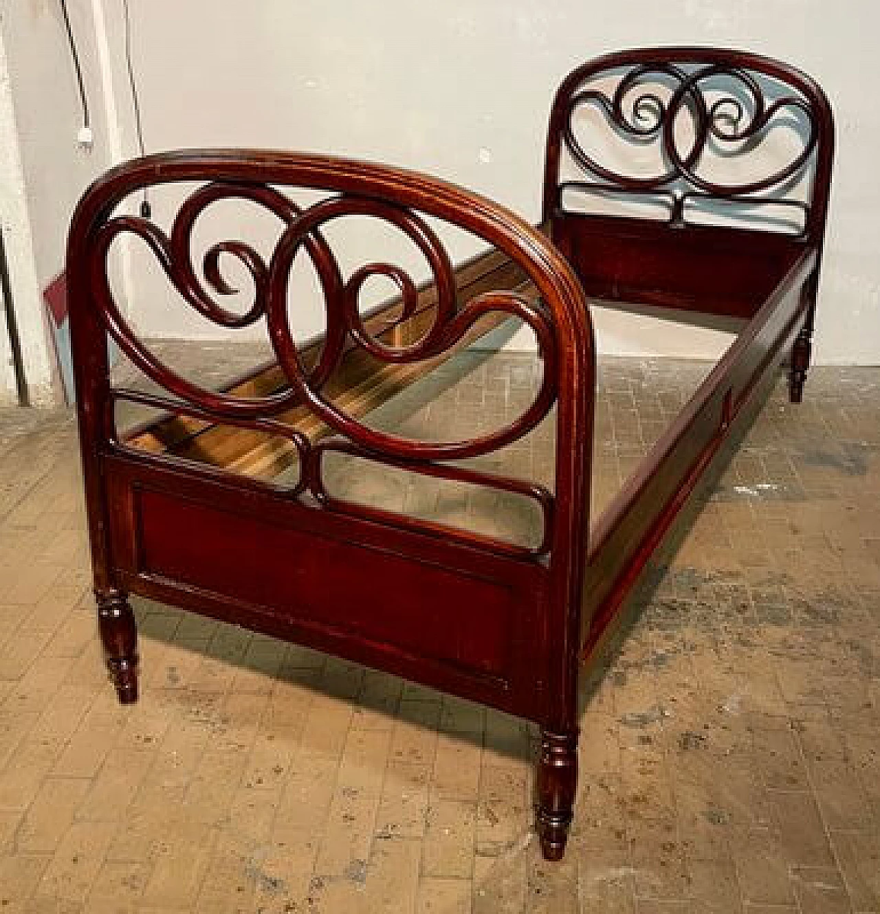 Curved beech single bed by Michael Thonet for Thonet, 1800s 5