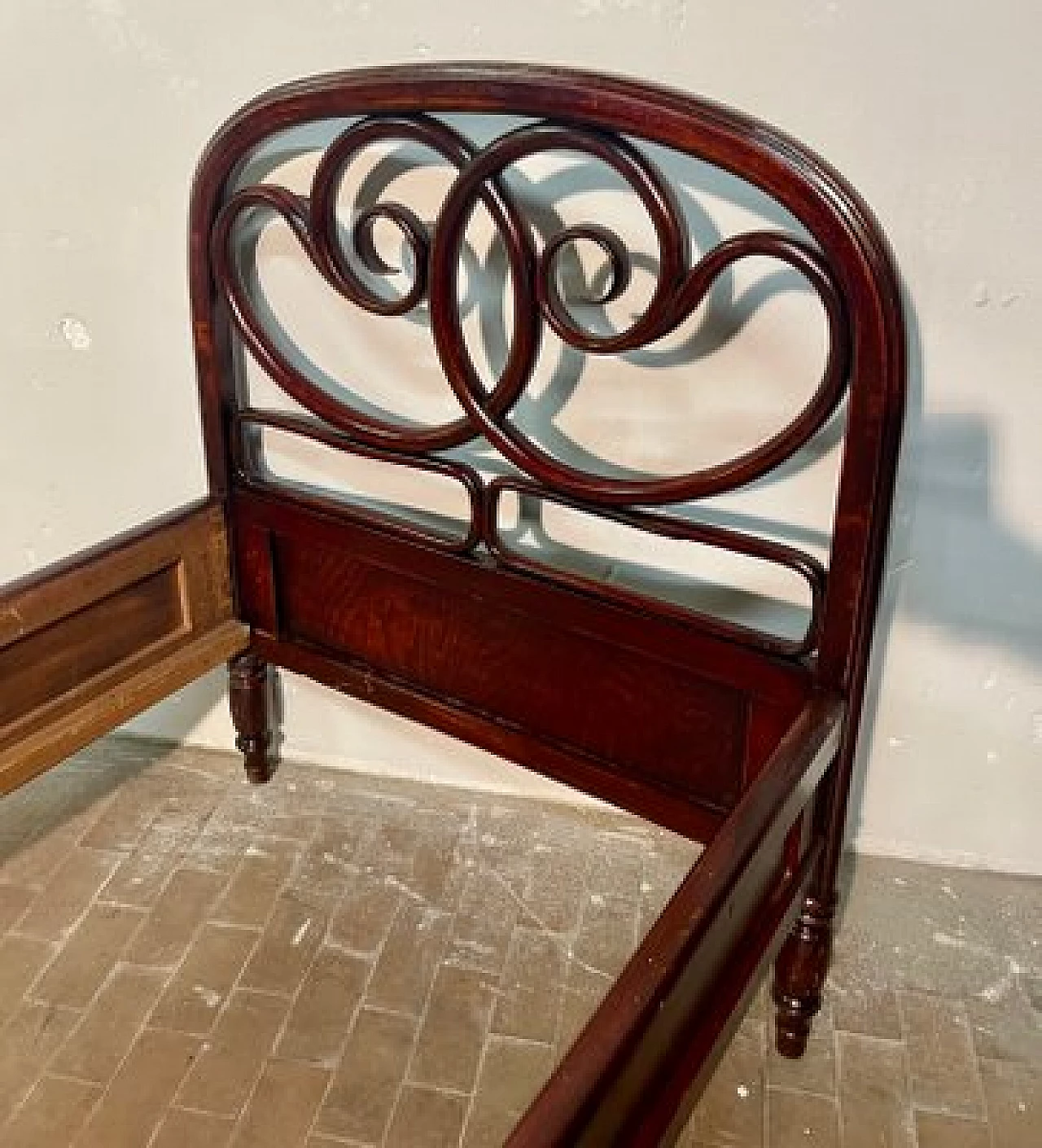 Curved beech single bed by Michael Thonet for Thonet, 1800s 8