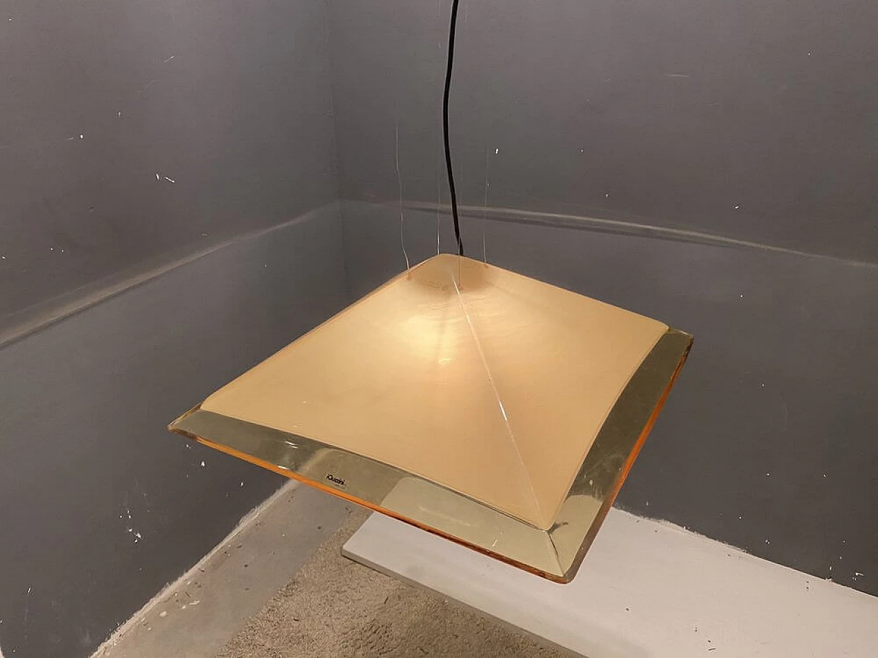 Coppia di lampadari in plastica di Guzzini, anni '70 3