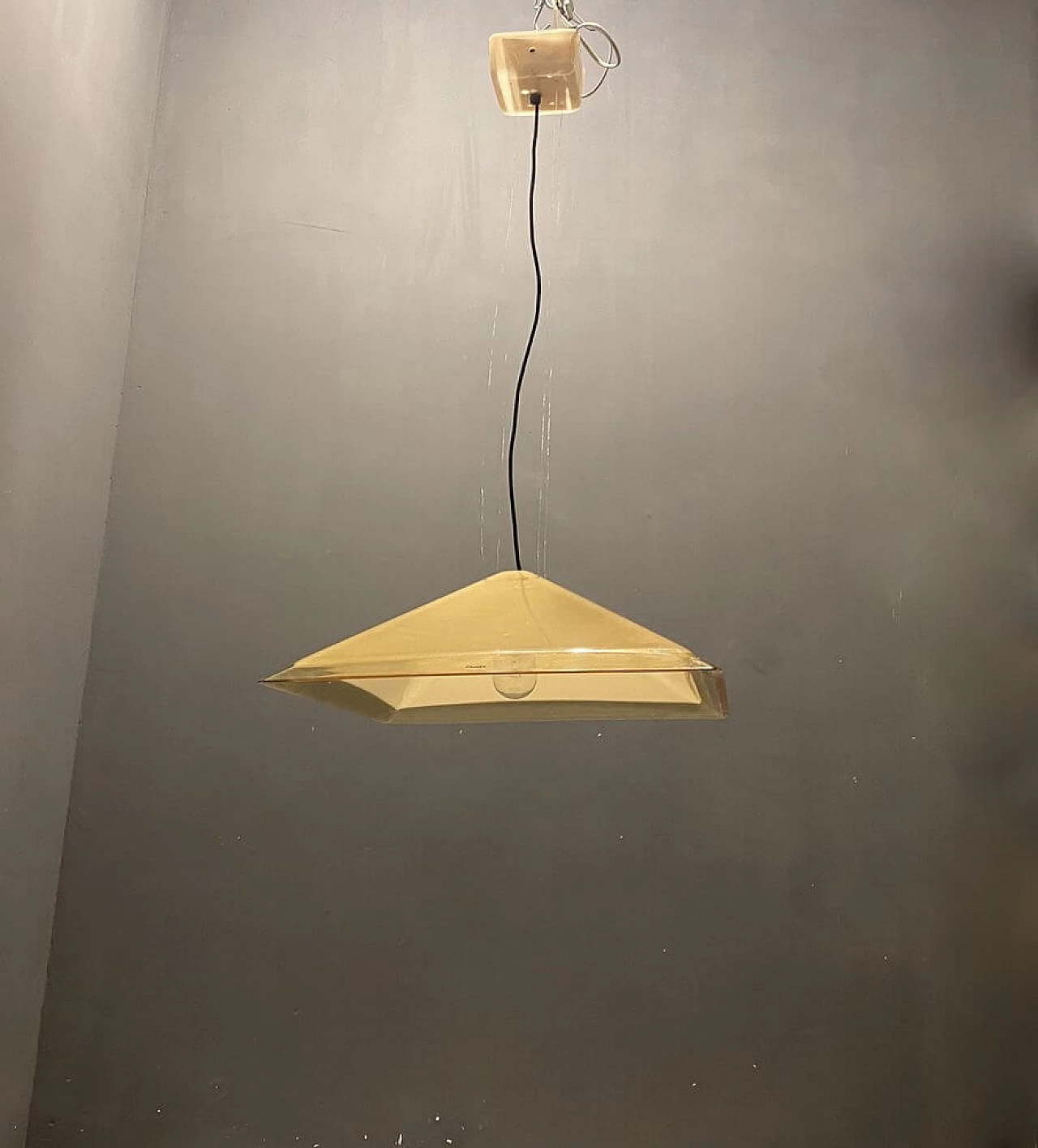 Coppia di lampadari in plastica di Guzzini, anni '70 4