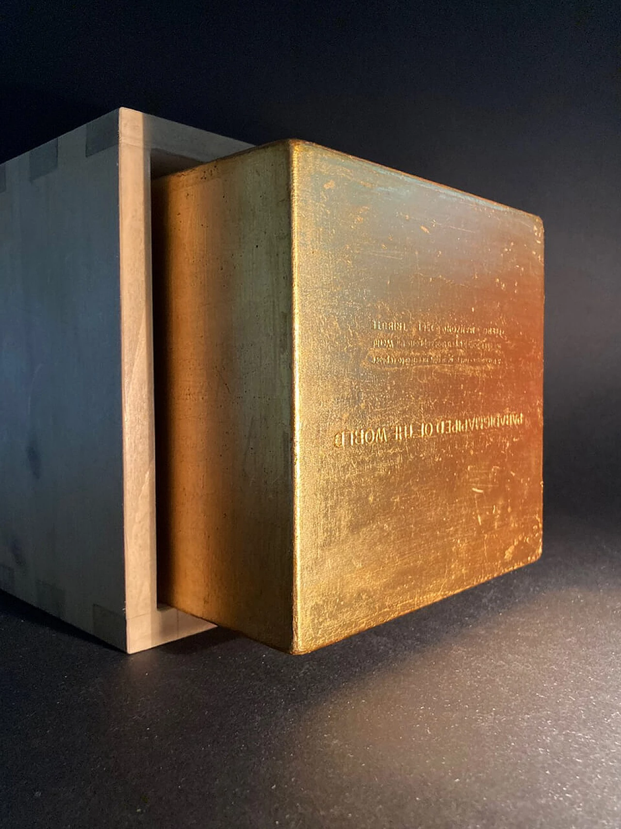 Paradigmapiped of the world - omaggio a Piero Manzoni 1961, scultura in marmo, resina e foglia oro, 2021 1