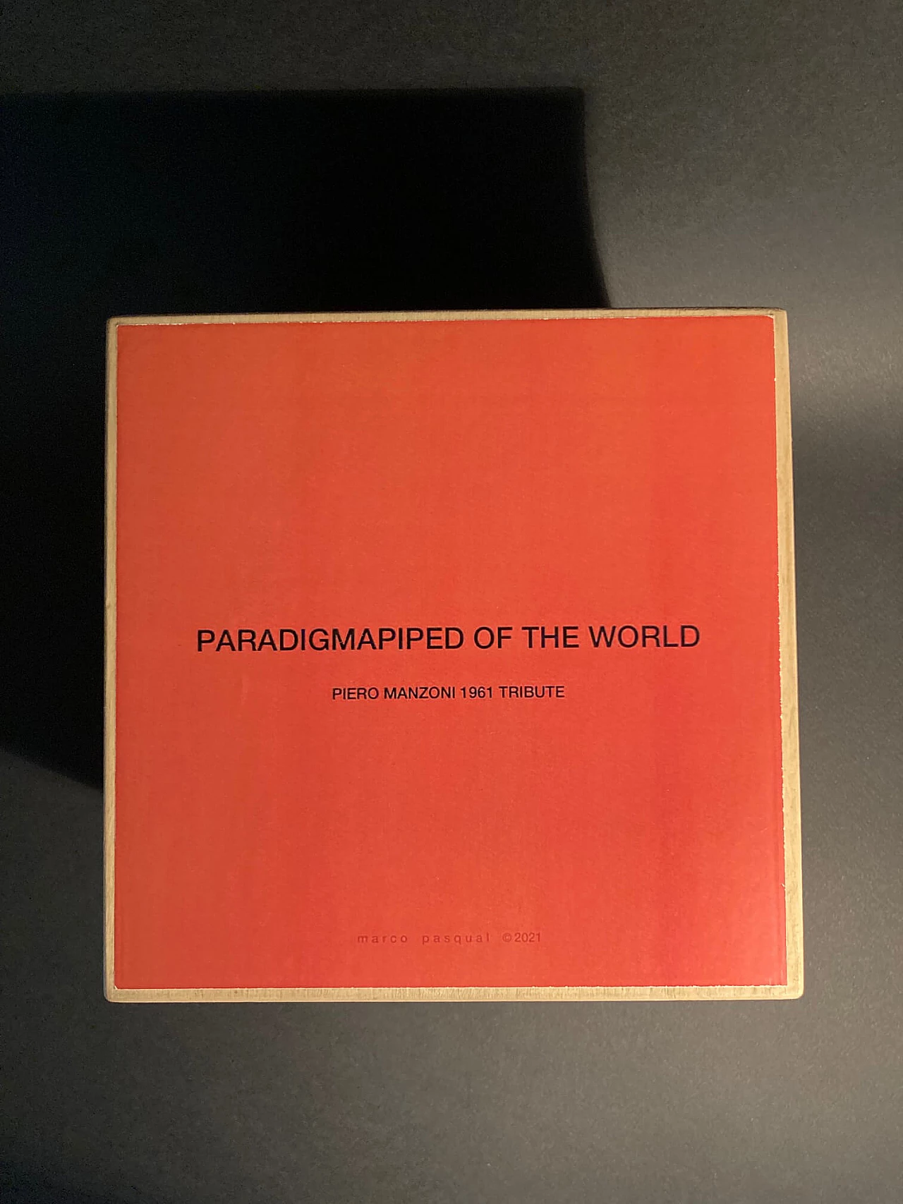 Paradigmapiped of the world - omaggio a Piero Manzoni 1961, scultura in marmo, resina e foglia oro, 2021 2
