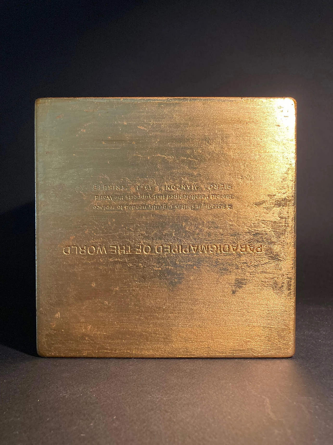 Paradigmapiped of the world - omaggio a Piero Manzoni 1961, scultura in marmo, resina e foglia oro, 2021 8