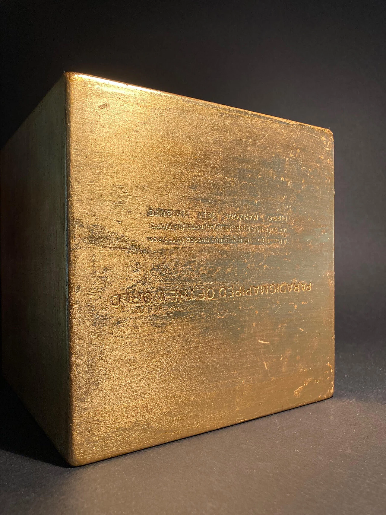 Paradigmapiped of the world - omaggio a Piero Manzoni 1961, scultura in marmo, resina e foglia oro, 2021 17