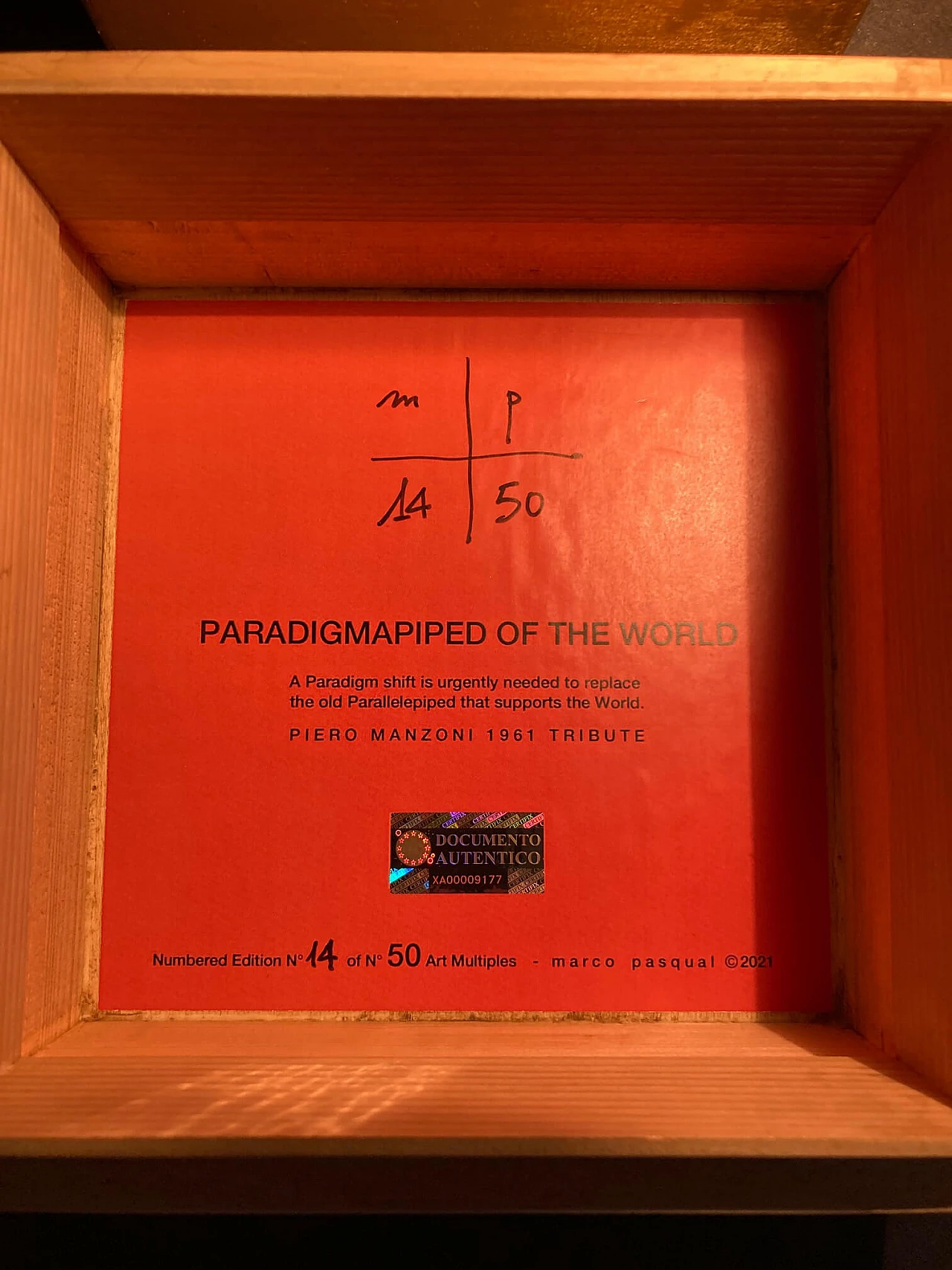 Paradigmapiped of the world - omaggio a Piero Manzoni 1961, scultura in marmo, resina e foglia oro, 2021 25