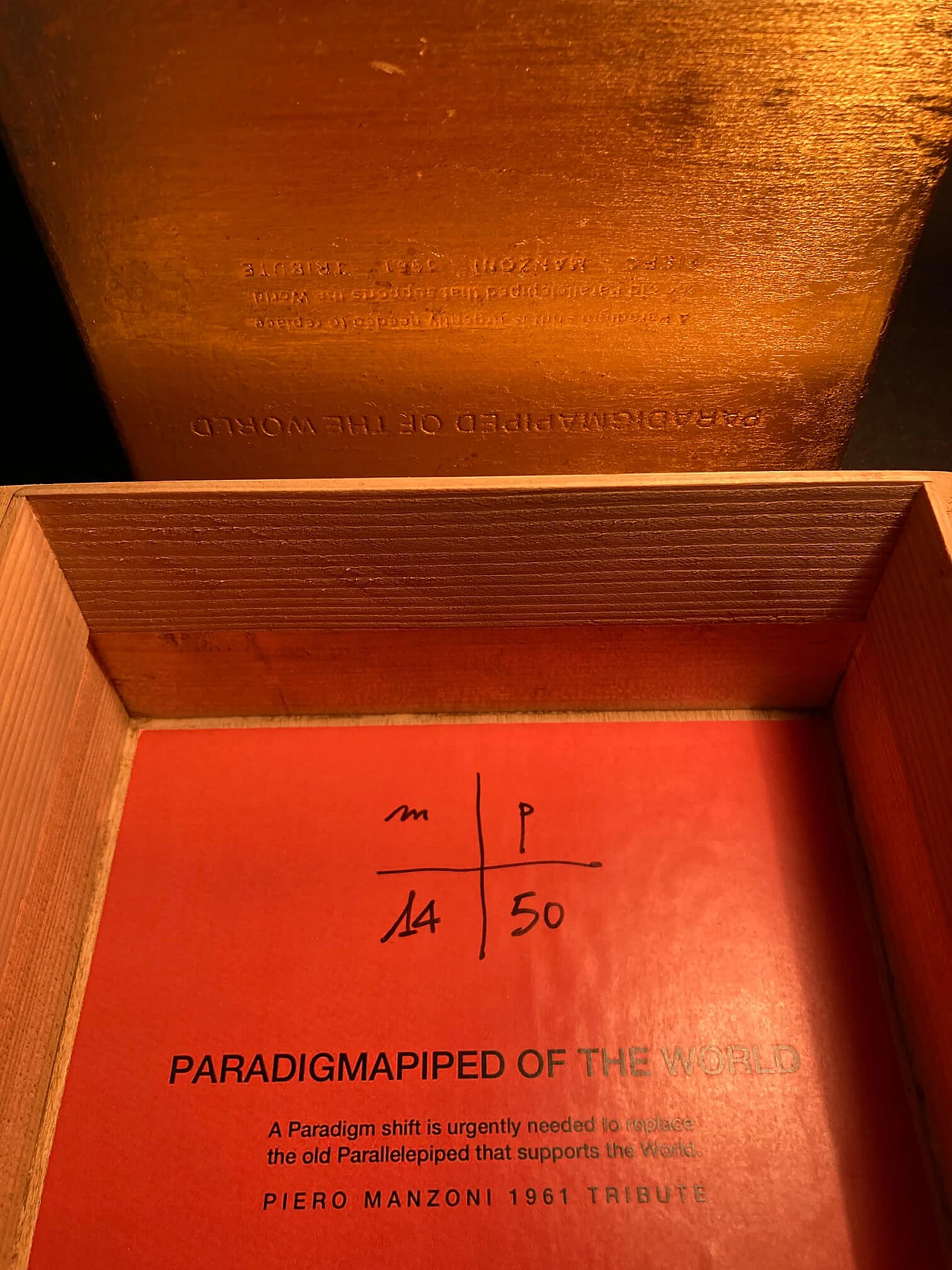 Paradigmapiped of the world - omaggio a Piero Manzoni 1961, scultura in marmo, resina e foglia oro, 2021 26