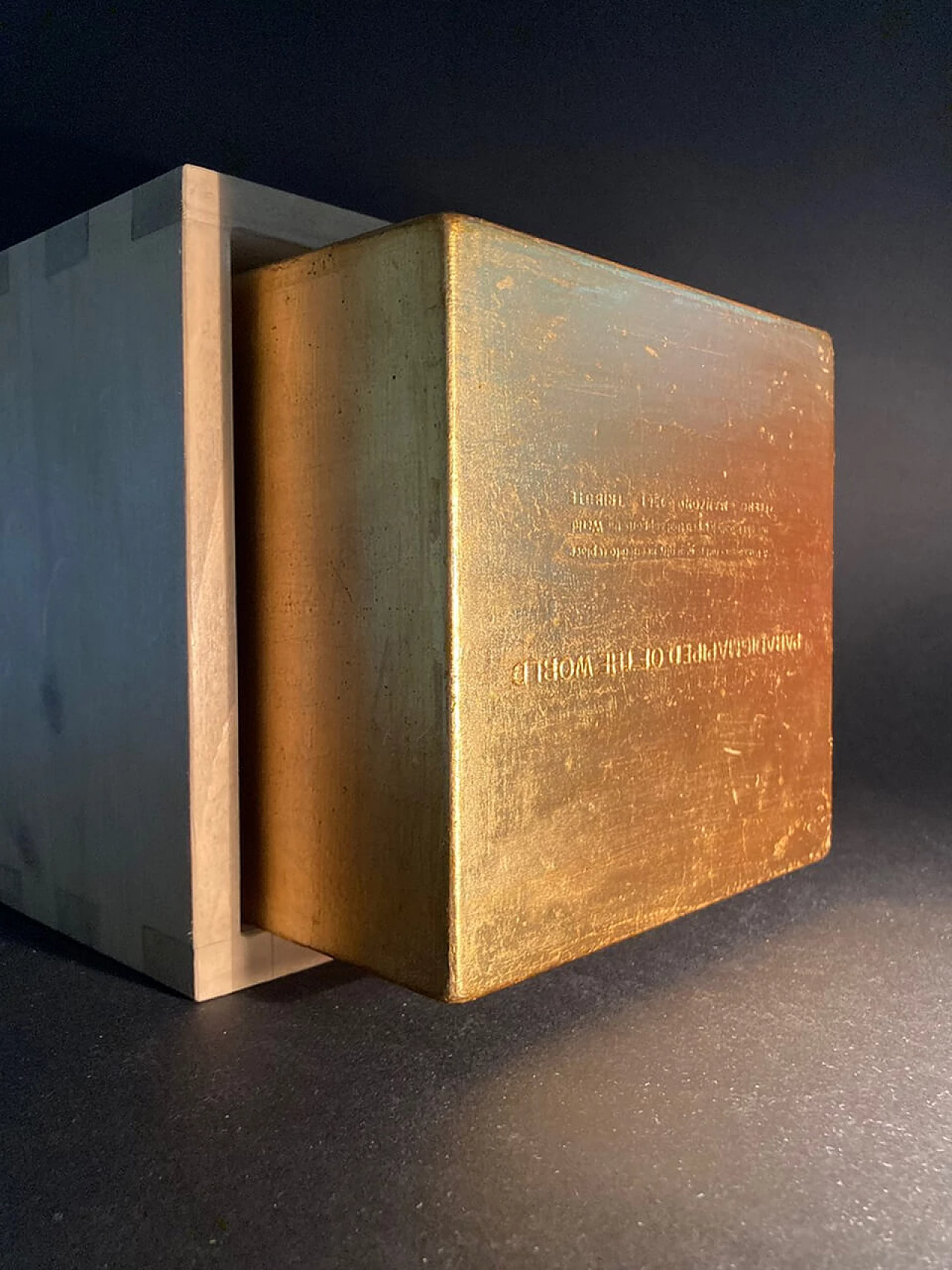 Paradigmapiped of the world - omaggio a Piero Manzoni 1961, scultura in marmo, resina e foglia oro, 2021 32