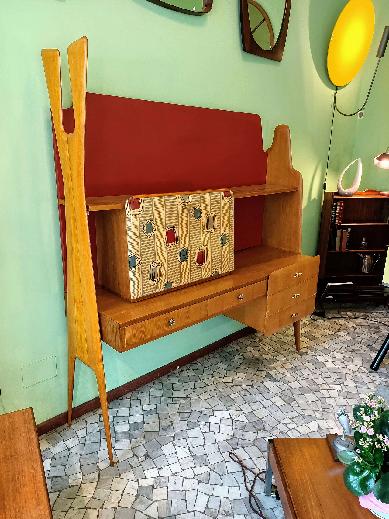 Mobile da salotto con bar colorato in legno d'acero, anni '50 3